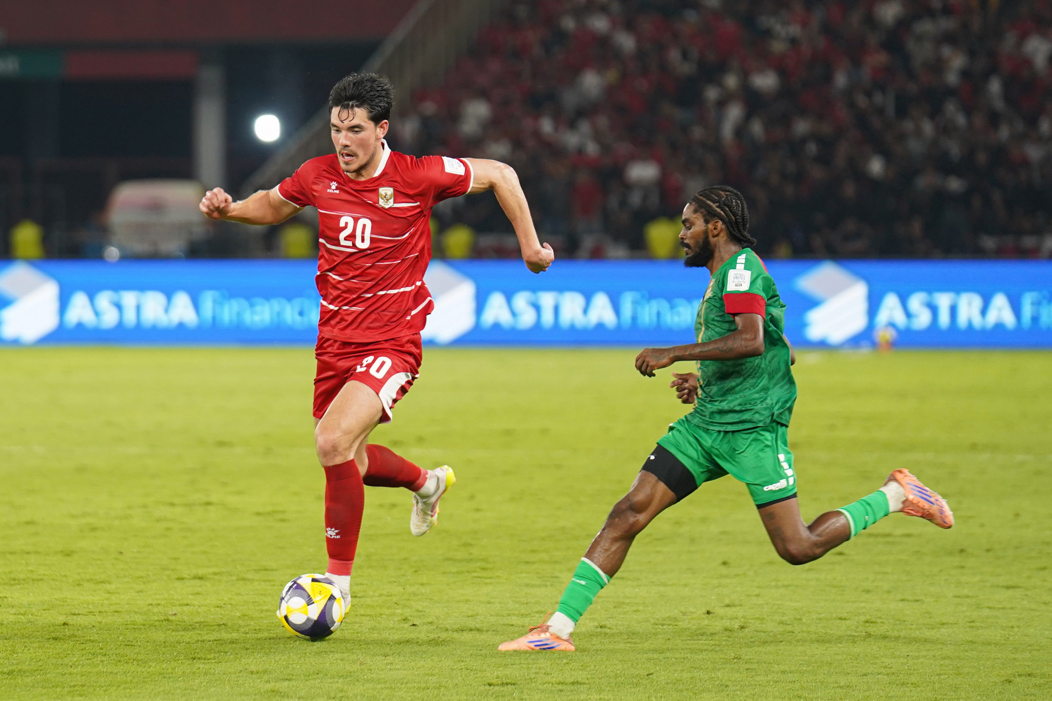 Pesepak bola Timnas Indonesia Elkan Baggott (kiri) membawa bola yang dibayangi oleh pemain Timnas St Kitts dan Nevis Daron Thomas pada pertandingan FIFA Series 2026 di Stadion Utama Gelora Bung Karno, Jakarta, Jumat (27/3/2026). Laga yang dimenangkan oleh Indonesia dengan skor 4-0 tersebut membuat skuad Garuda melaju ke babak final dan akan berhadapan dengan Bulgaria pada Senin 30 Maret 2026.