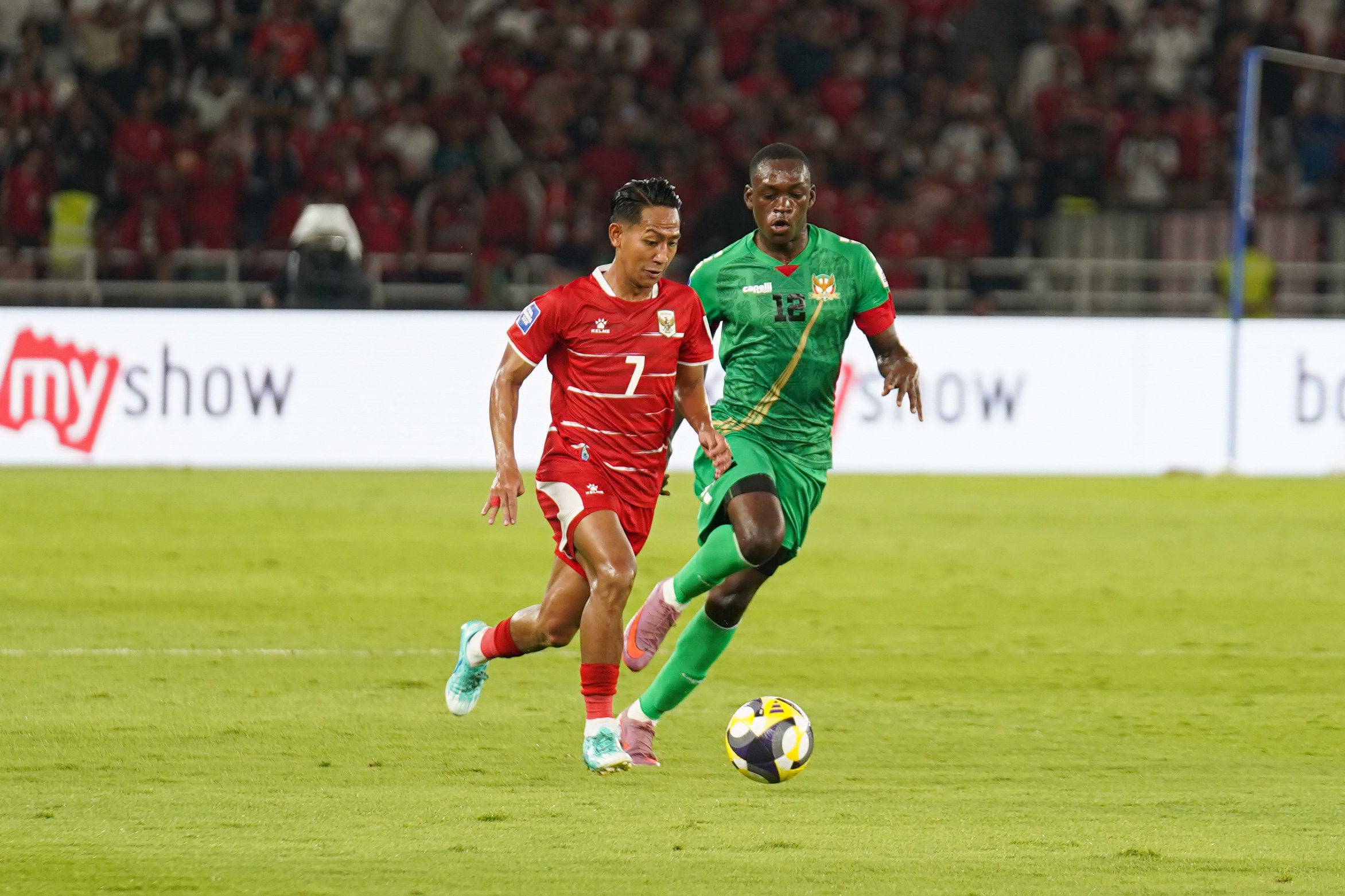 Pesepak bola Timnas Indonesia Beckham Putra (kiri) membawa bola yang dibayangi oleh pemain Timnas St Kitts dan Nevis Daron Thomas pada pertandingan FIFA Series 2026 di Stadion Utama Gelora Bung Karno, Jakarta, Jumat (27/3/2026). Laga yang dimenangkan oleh Indonesia dengan skor 4-0 tersebut membuat skuad Garuda melaju ke babak final dan akan berhadapan dengan Bulgaria pada Senin 30 Maret 2026.