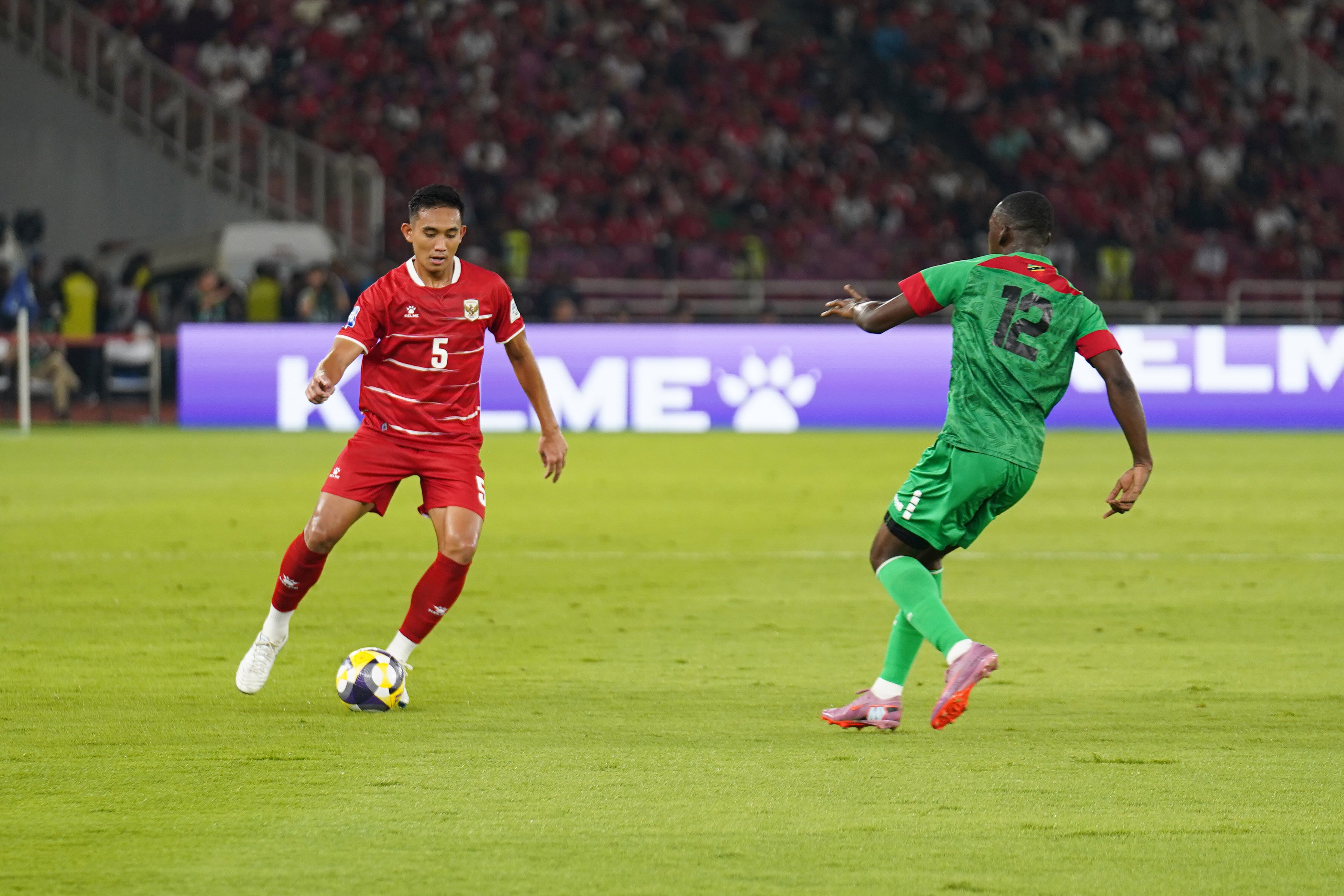 Pesepak bola Timnas Indonesia Rizky Ridho (kiri) membawa bola yang dibayangi oleh pemain Timnas St Kitts dan Nevis Daron Thomas pada pertandingan FIFA Series 2026 di Stadion Utama Gelora Bung Karno, Jakarta, Jumat (27/3/2026). Laga yang dimenangkan oleh Indonesia dengan skor 4-0 tersebut membuat skuad Garuda melaju ke babak final dan akan berhadapan dengan Bulgaria pada Senin 30 Maret 2026.