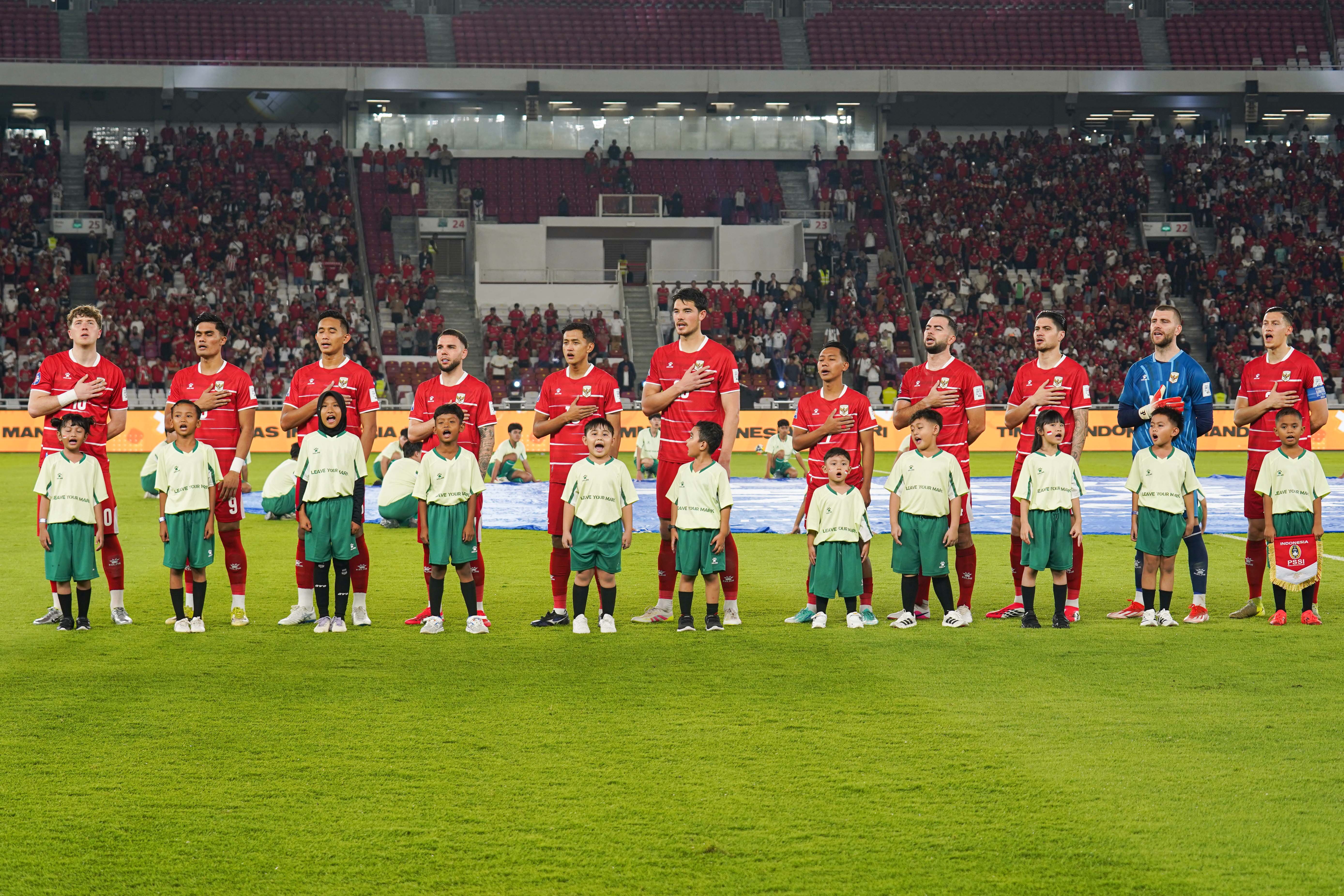 Pesepak bola Timnas Indonesia menyanyikan lagu Indonesia Raya sebelum bertanding melawan Timnas St Kitts dan Nevis pada FIFA Series 2026 di Stadion Utama Gelora Bung Karno, Jakarta, Jumat (27/3/2026). Laga yang dimenangkan oleh Indonesia dengan skor 4-0 tersebut membuat skuad Garuda melaju ke babak final dan akan berhadapan dengan Bulgaria pada Senin 30 Maret 2026.
