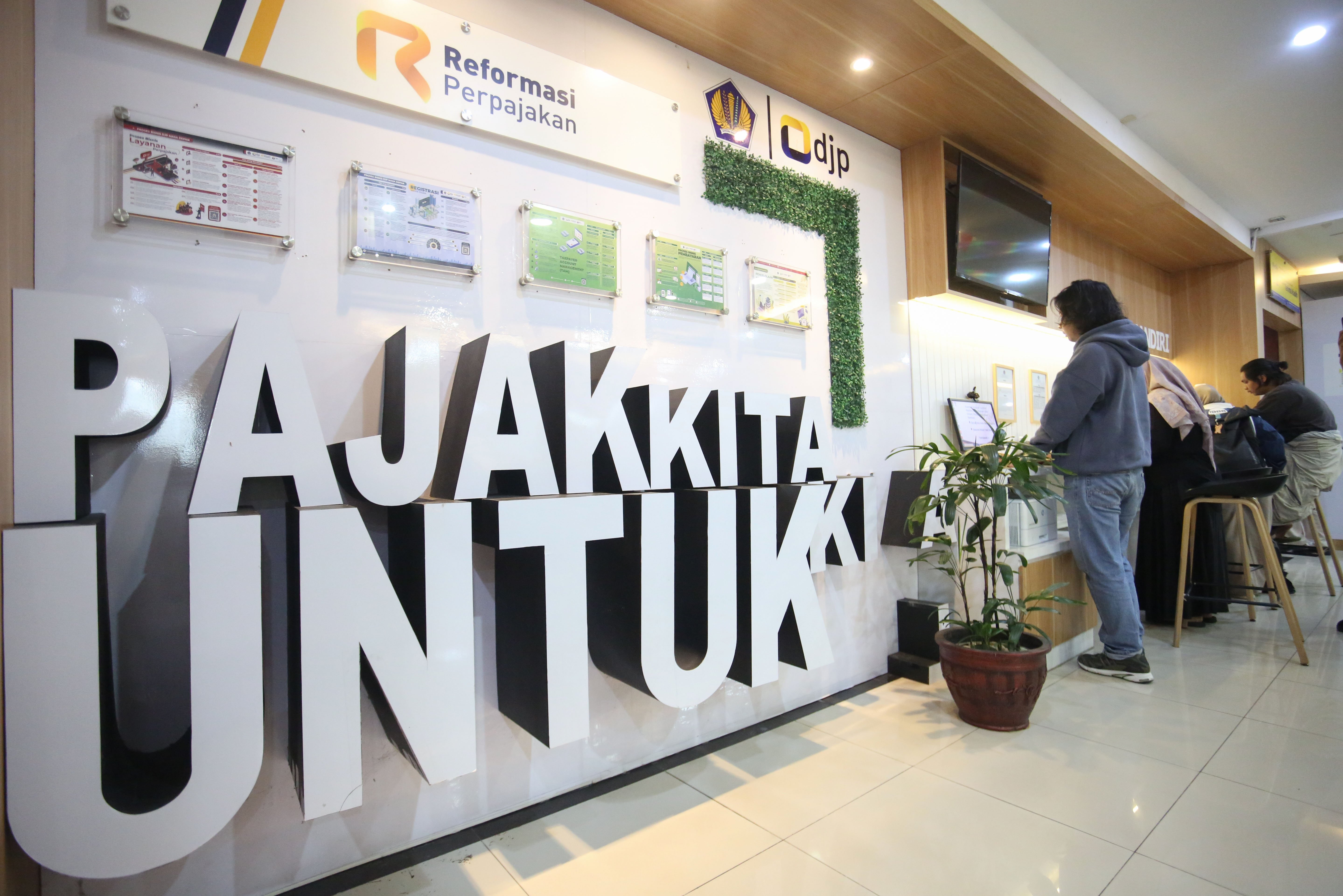 Warga menunggu antrean untuk melaporkan SPT Tahunan melalui Coretax di Kantor Pelayanan Pajak (KPP) Pratama Jagakarsa, Jakarta, Jumat (27/3/2026). Menteri Keuangan Purbaya Yudhi Sadewa memperpanjang batas waktu pelaporan Surat Pemberitahuan (SPT) Tahunan Pajak Penghasilan (PPh) untuk orang pribadi hingga 30 April 2026. 