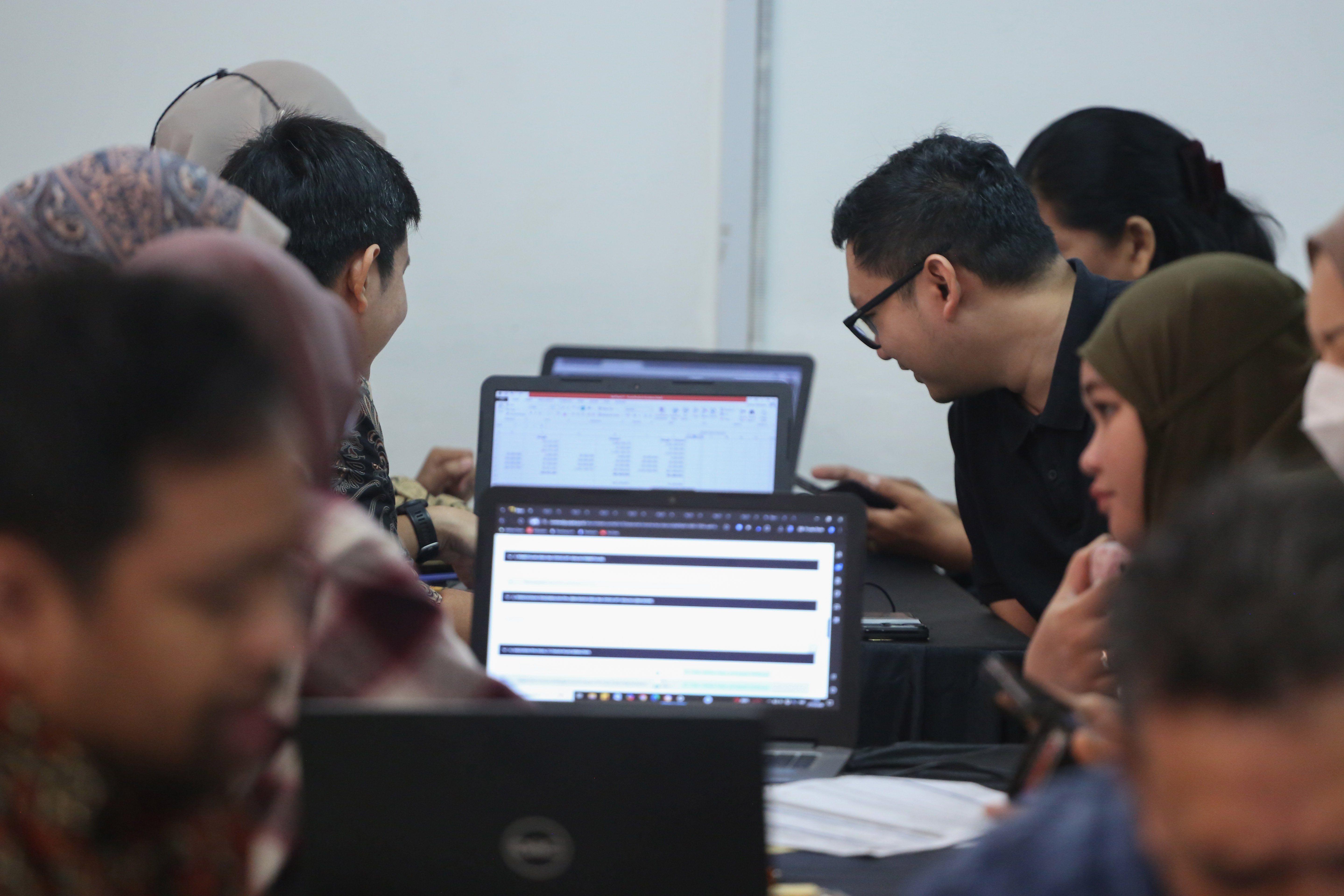 Petugas melayani peserta wajib pajak yang melaporkan SPT Tahunan melalui Coretax di Kantor Pelayanan Pajak (KPP) Pratama Jagakarsa, Jakarta, Jumat (27/3/2026). Menteri Keuangan Purbaya Yudhi Sadewa memperpanjang batas waktu pelaporan Surat Pemberitahuan (SPT) Tahunan Pajak Penghasilan (PPh) untuk orang pribadi hingga 30 April 2026. 