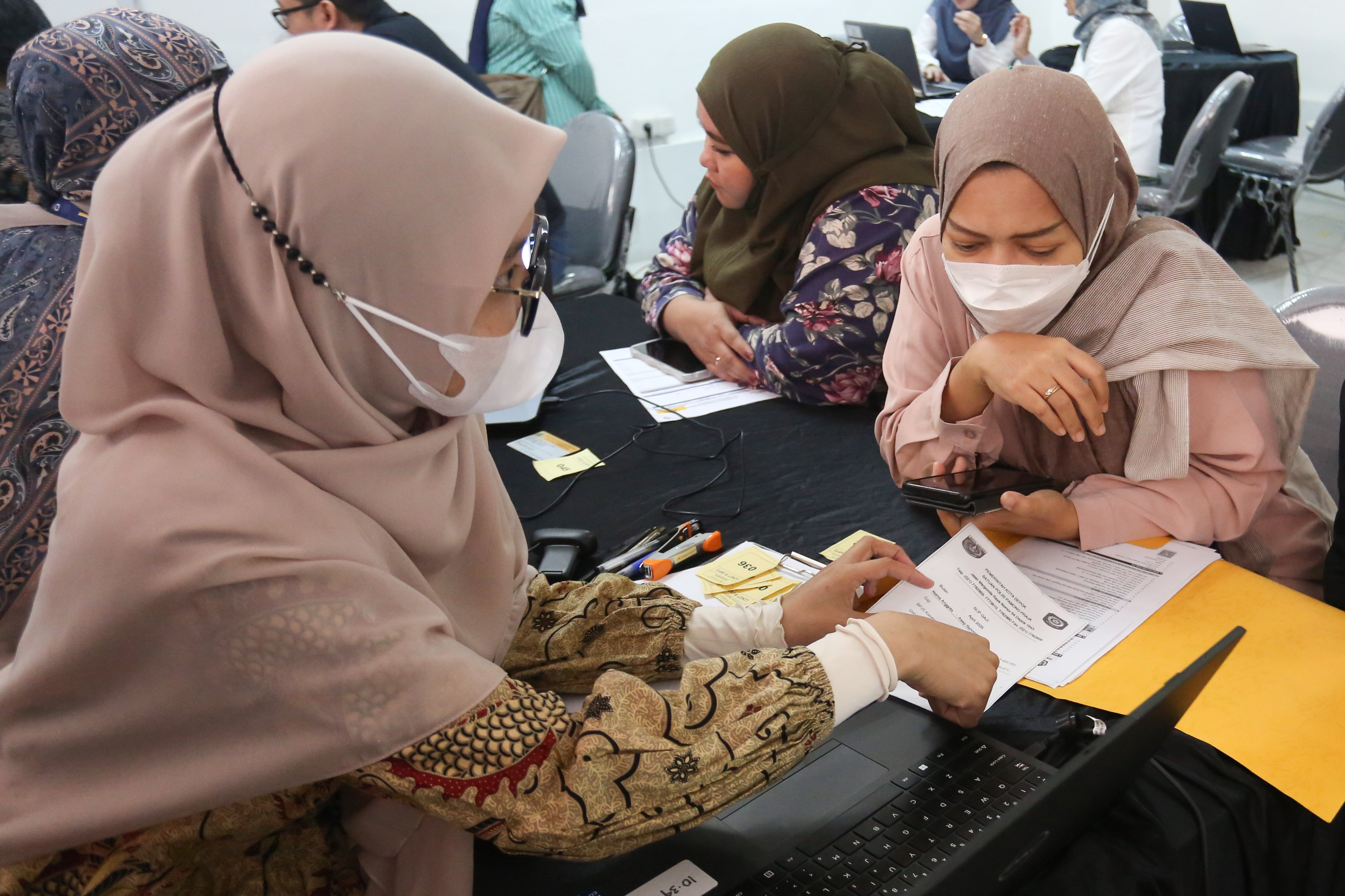 Petugas melayani peserta wajib pajak yang akan melaporkan SPT Tahunan melalui Coretax di Kantor Pelayanan Pajak (KPP) Pratama Jagakarsa, Jakarta, Jumat (27/3/2026). Menteri Keuangan Purbaya Yudhi Sadewa memperpanjang batas waktu pelaporan Surat Pemberitahuan (SPT) Tahunan Pajak Penghasilan (PPh) untuk orang pribadi hingga 30 April 2026. 