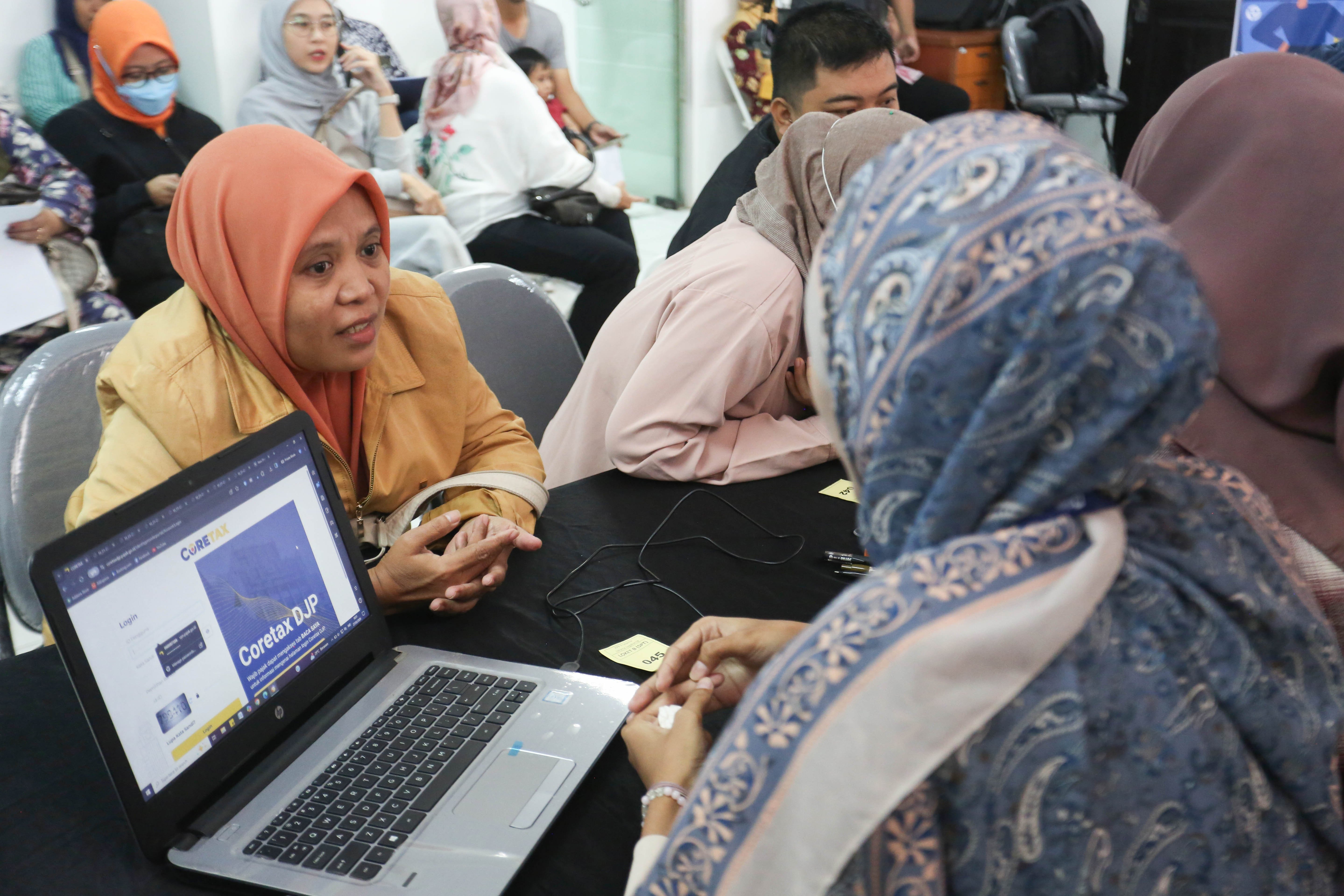 Petugas melayani peserta wajib pajak yang melaporkan SPT Tahunan melalui Coretax di Kantor Pelayanan Pajak (KPP) Pratama Jagakarsa, Jakarta, Jumat (27/3/2026). Menteri Keuangan Purbaya Yudhi Sadewa memperpanjang batas waktu pelaporan Surat Pemberitahuan (SPT) Tahunan Pajak Penghasilan (PPh) untuk orang pribadi hingga 30 April 2026. 