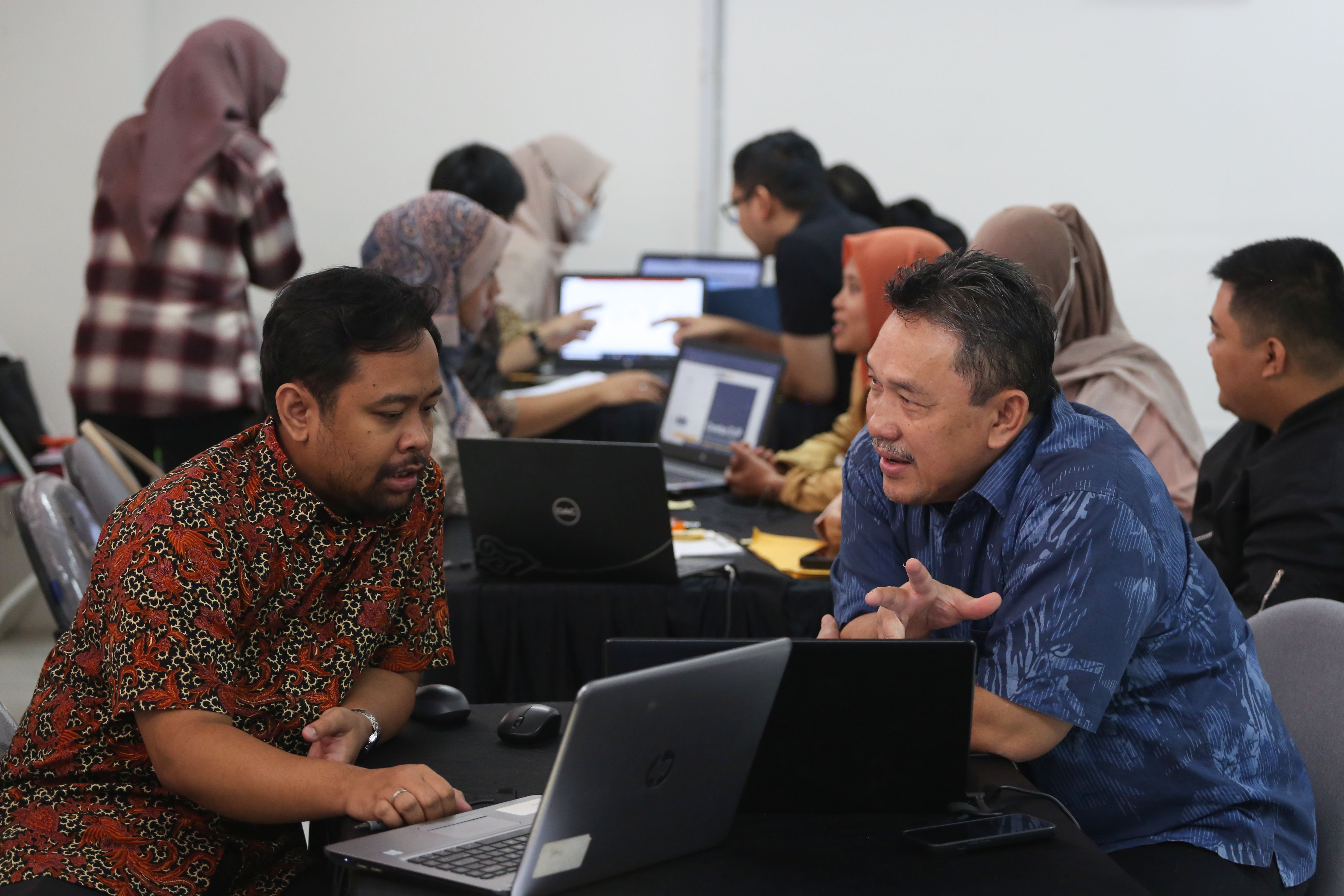 Petugas melayani peserta wajib pajak yang melaporkan SPT Tahunan melalui Coretax di Kantor Pelayanan Pajak (KPP) Pratama Jagakarsa, Jakarta, Jumat (27/3/2026). Menteri Keuangan Purbaya Yudhi Sadewa memperpanjang batas waktu pelaporan Surat Pemberitahuan (SPT) Tahunan Pajak Penghasilan (PPh) untuk orang pribadi hingga 30 April 2026. 