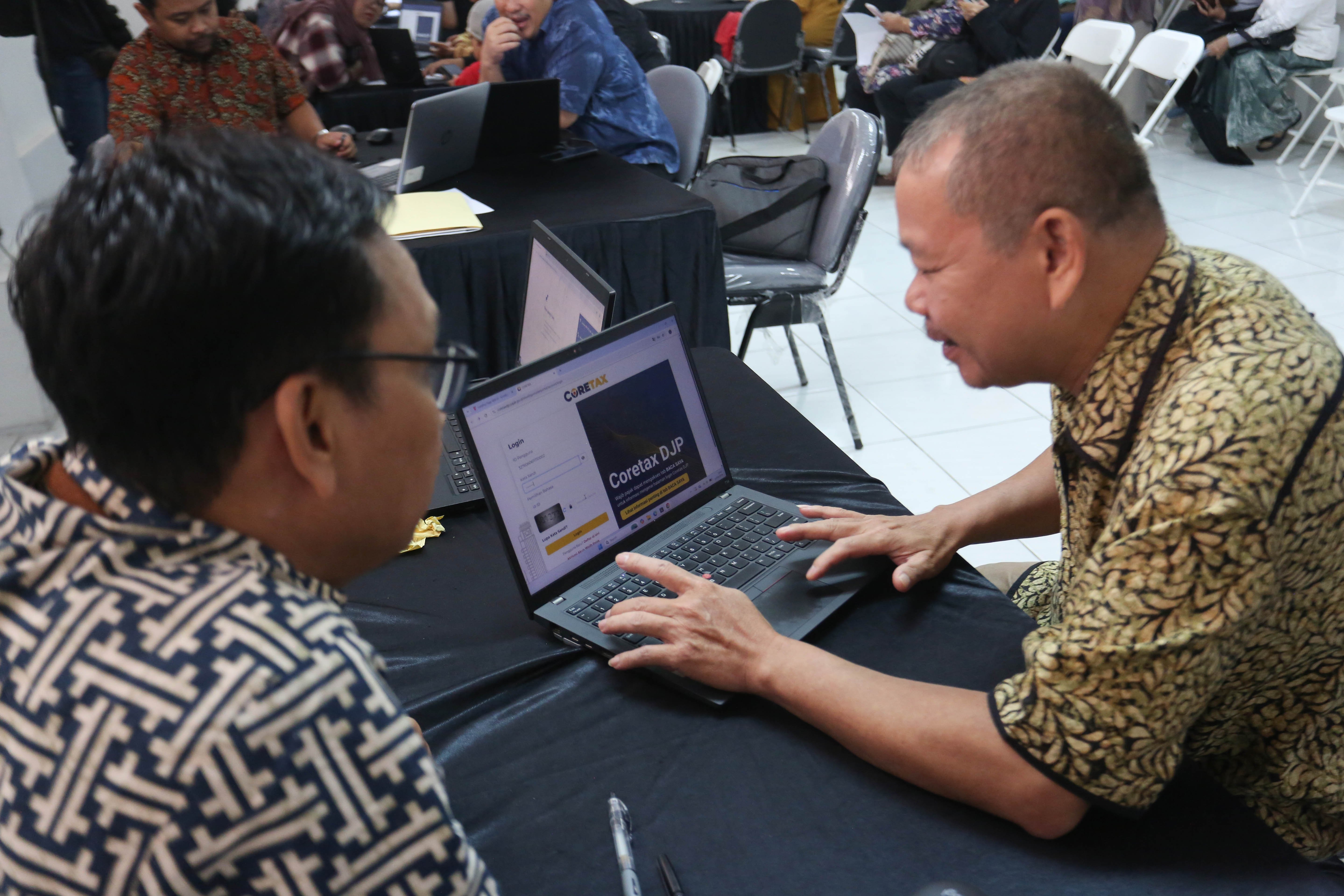 Petugas melayani peserta wajib pajak yang melaporkan SPT Tahunan melalui Coretax di Kantor Pelayanan Pajak (KPP) Pratama Jagakarsa, Jakarta, Jumat (27/3/2026). Menteri Keuangan Purbaya Yudhi Sadewa memperpanjang batas waktu pelaporan Surat Pemberitahuan (SPT) Tahunan Pajak Penghasilan (PPh) untuk orang pribadi hingga 30 April 2026. 