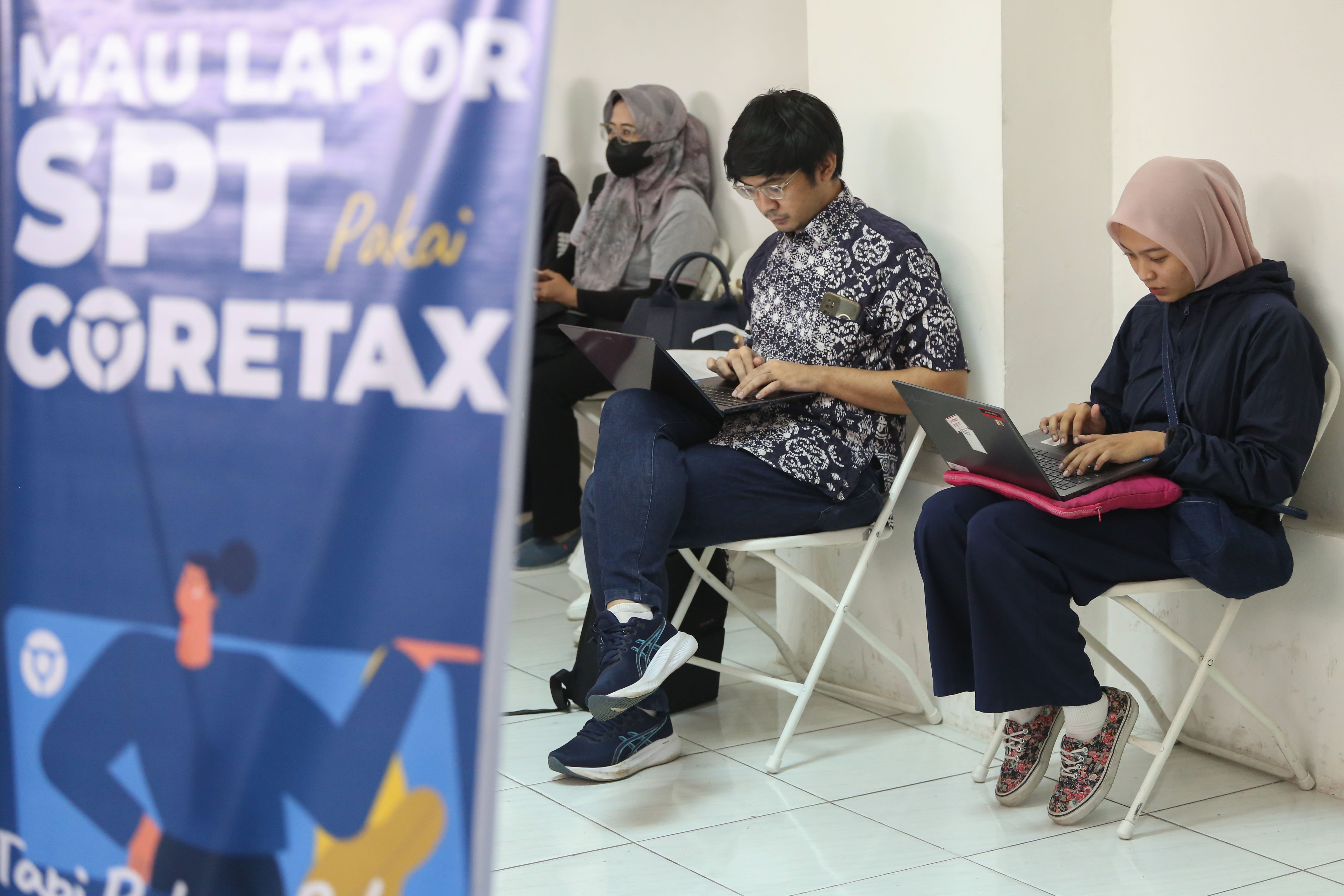 Warga menunggu antrean untuk melaporkan SPT Tahunan melalui Coretax di Kantor Pelayanan Pajak (KPP) Pratama Jagakarsa, Jakarta, Jumat (27/3/2026). Menteri Keuangan Purbaya Yudhi Sadewa memperpanjang batas waktu pelaporan Surat Pemberitahuan (SPT) Tahunan Pajak Penghasilan (PPh) untuk orang pribadi hingga 30 April 2026. 