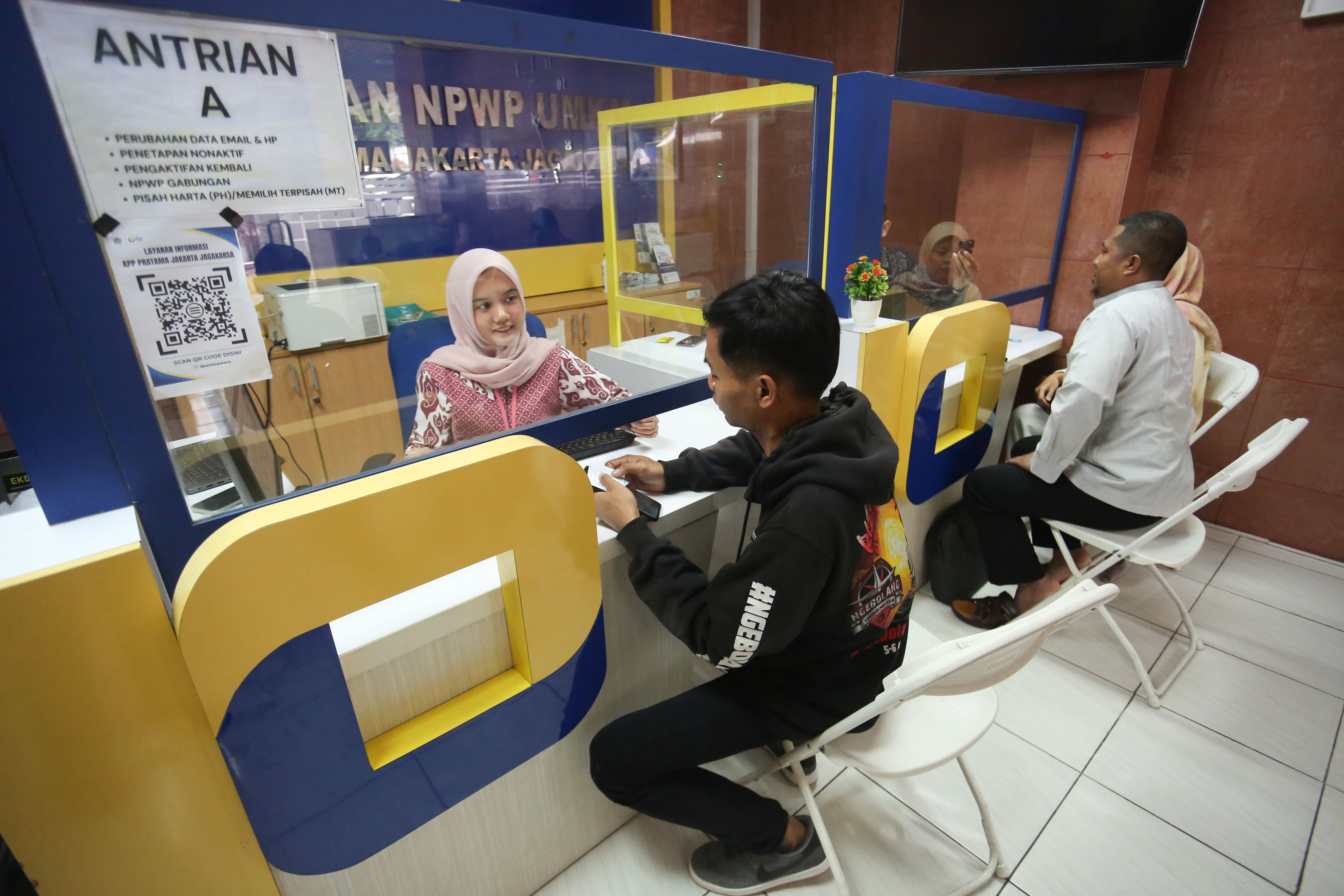 Petugas melayani peserta wajib pajak yang akan melaporkan SPT Tahunan melalui Coretax di Kantor Pelayanan Pajak (KPP) Pratama Jagakarsa, Jakarta, Jumat (27/3/2026). Menteri Keuangan Purbaya Yudhi Sadewa memperpanjang batas waktu pelaporan Surat Pemberitahuan (SPT) Tahunan Pajak Penghasilan (PPh) untuk orang pribadi hingga 30 April 2026. 