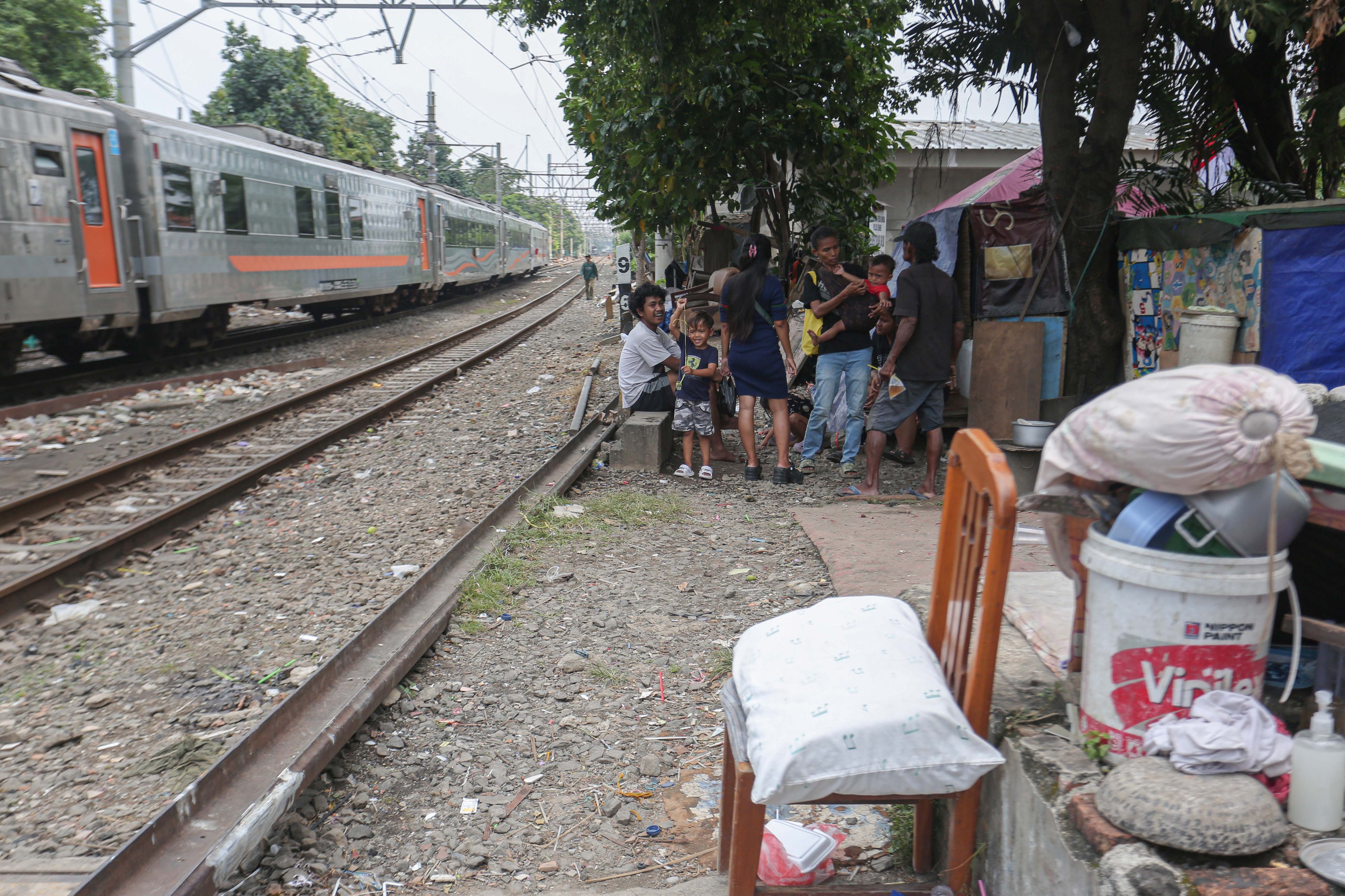 Sejumlah warga berada di dekat tempat tinggalnya di bantaran rel kereta api, kawasan Senen, Jakarta Pusat, Senin (30/3/2026). Presiden Prabowo Subianto menyatakan bahwa akan membangun hunian layak bagi warga yang tinggal di pinggir rel kawasan tersebut.