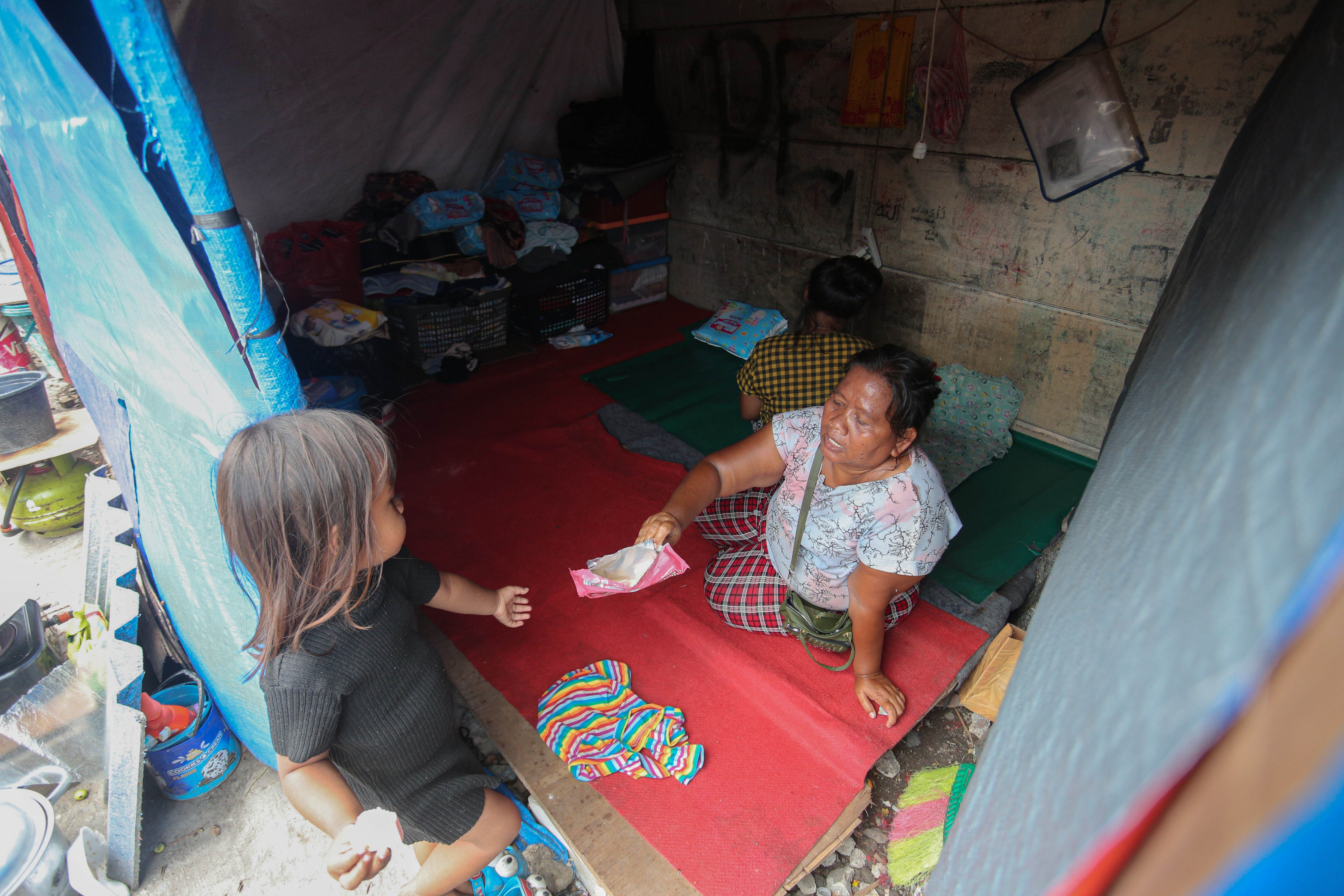 Warga berada di dalam tempat tinggalnya di bantaran rel kereta api, kawasan Senen, Jakarta Pusat, Senin (30/3/2026). Presiden Prabowo Subianto menyatakan bahwa akan membangun hunian layak bagi warga yang tinggal di pinggir rel kawasan tersebut.