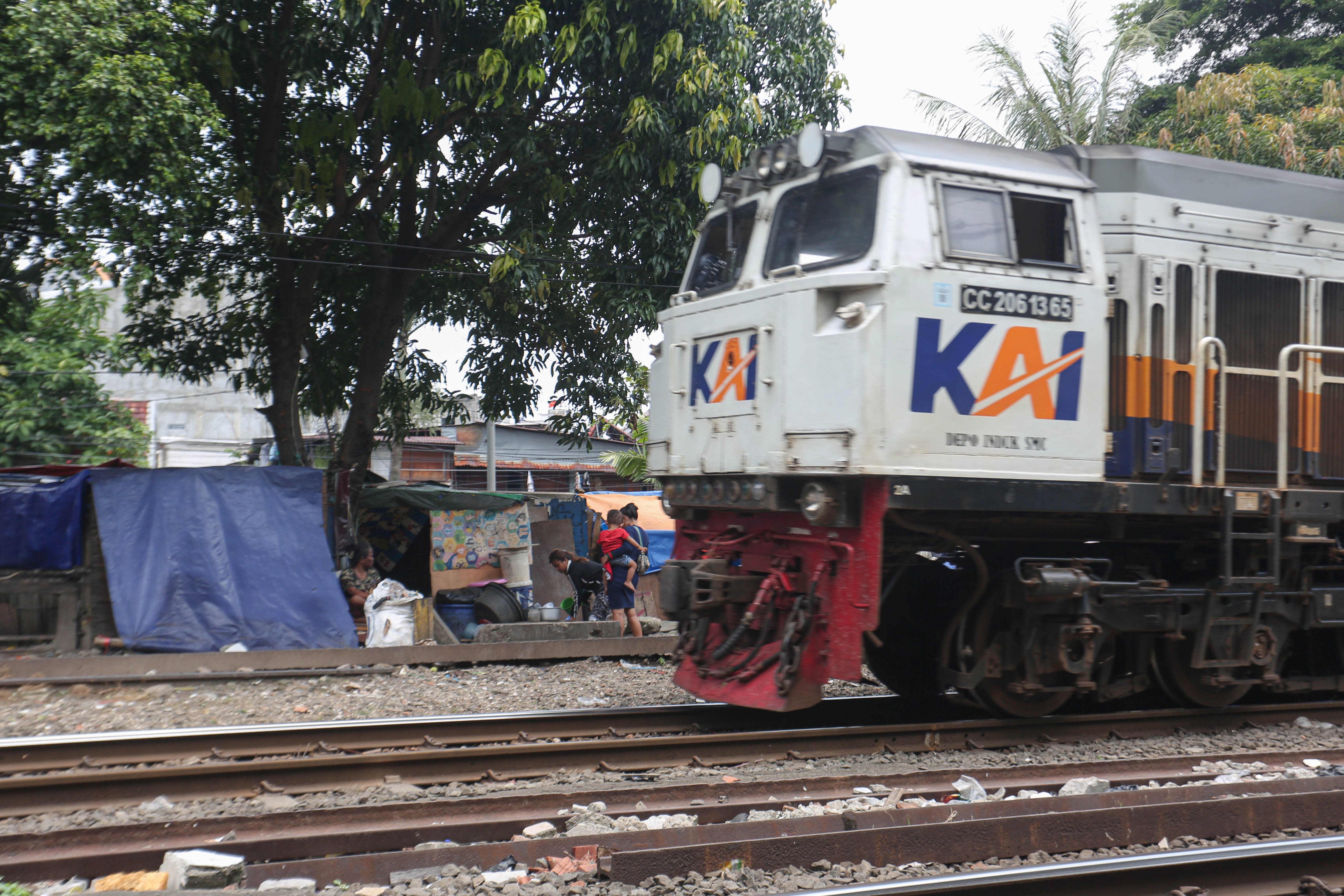 Kereta api melintas di dekat tempat tinggal warga yang berada di di bantaran rel, kawasan Senen, Jakarta Pusat, Senin (30/3/2026). Presiden Prabowo Subianto menyatakan bahwa akan membangun hunian layak bagi warga yang tinggal di pinggir rel kawasan tersebut.