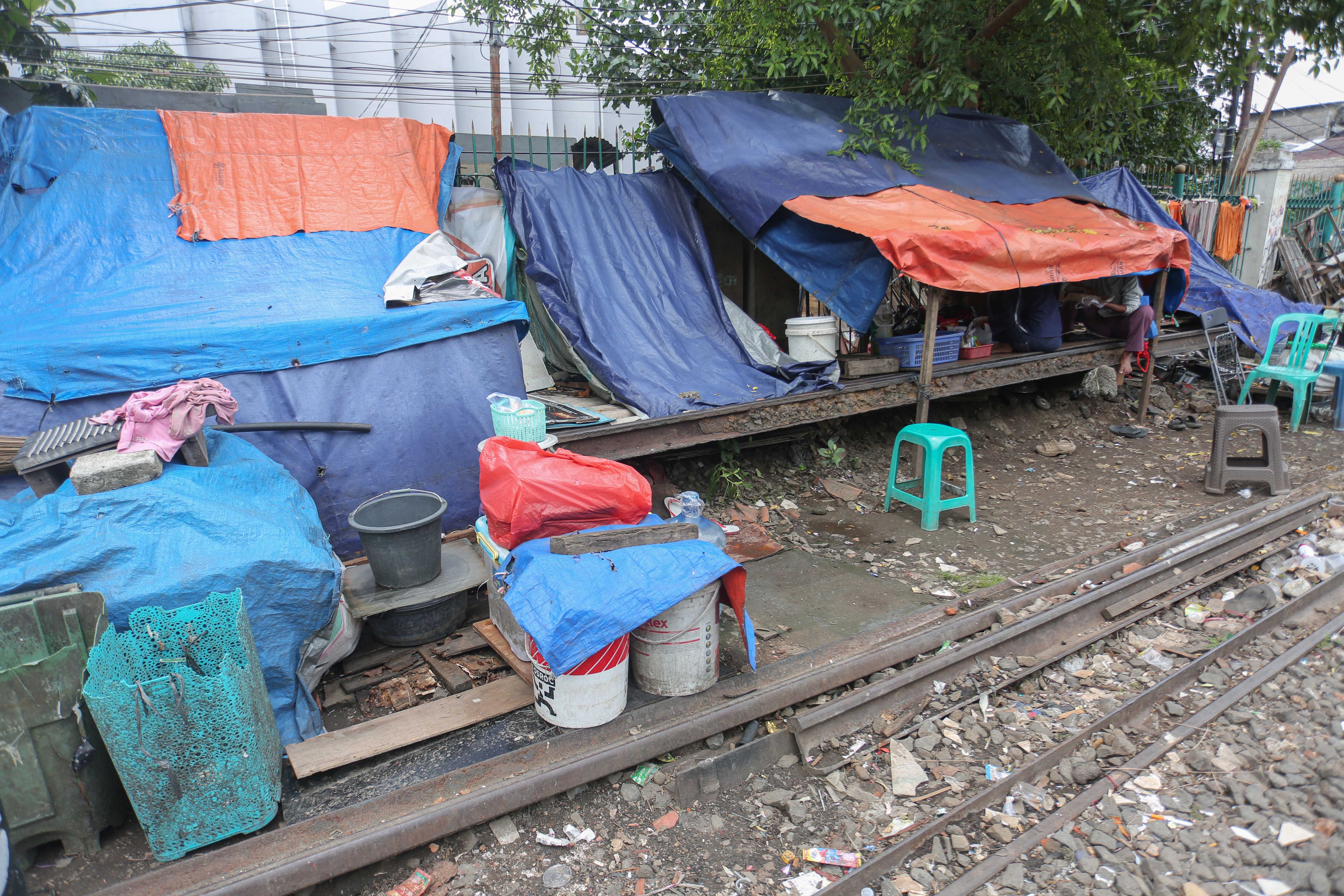 Seorang warga berada di dalam tempat tinggalnya di bantaran rel kereta api, kawasan Senen, Jakarta Pusat, Senin (30/3/2026). Presiden Prabowo Subianto menyatakan bahwa akan membangun hunian layak bagi warga yang tinggal di pinggir rel kawasan tersebut.