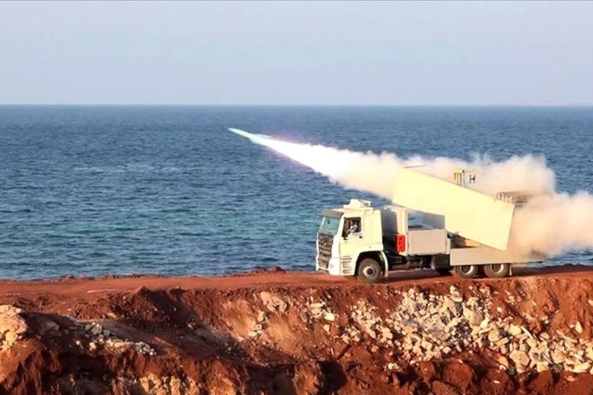 Ilustrasi Iran meluncurkan rudal ke arah pangkalan-pangkalan militer AS di negara Teluk. 