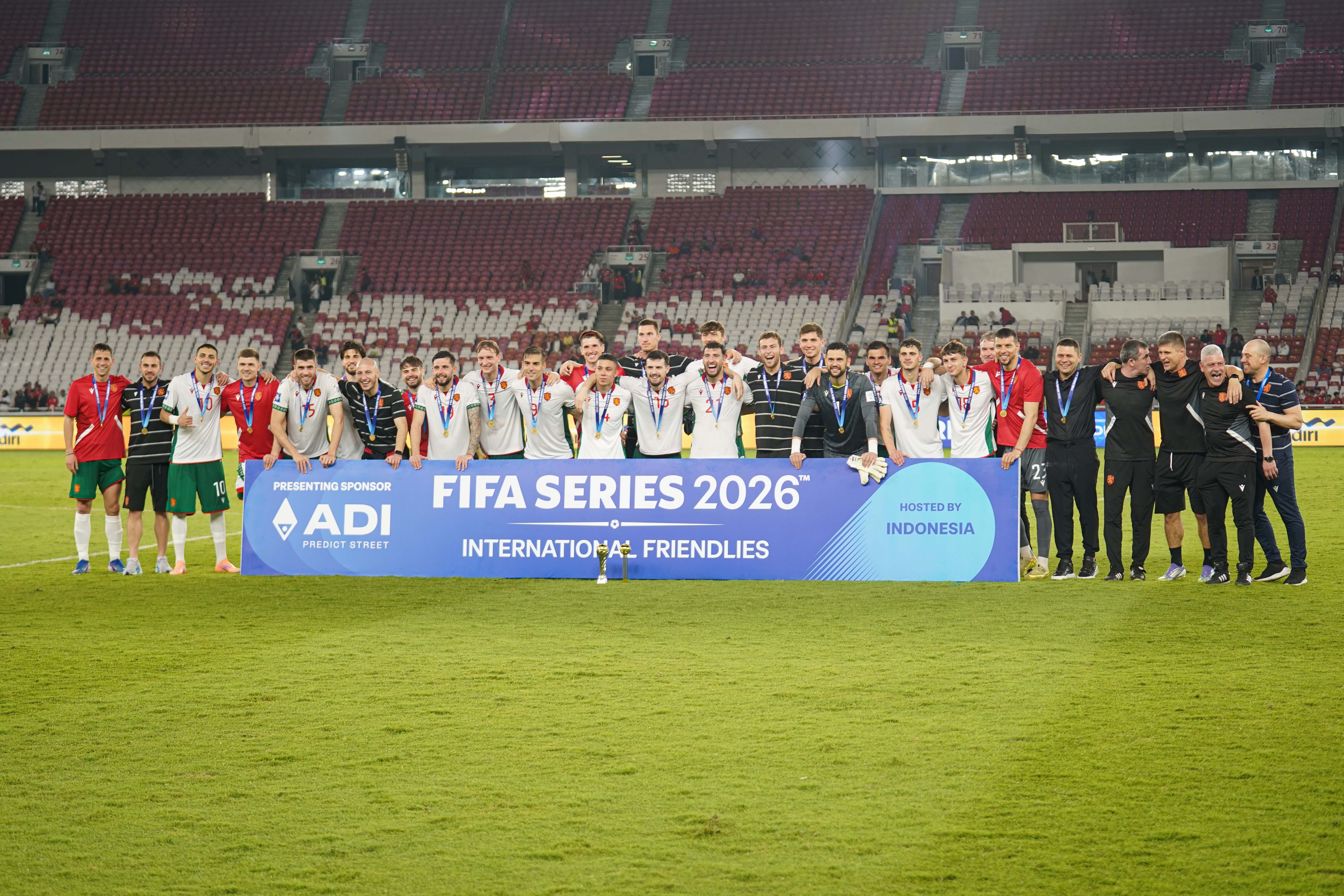 Timnas Bulgaria berfoto bersama usai bertanding melawan Timnas Indonesia pada FIFA Series 2026 di Stadion Utama Gelora Bung Karno, Jakarta, Senin (30/3/2026). Bulgaria berhasil menjadi juara FIFA Series 2026 setelah mengalahkan Timnas Indonesia dengan skor 0-1.