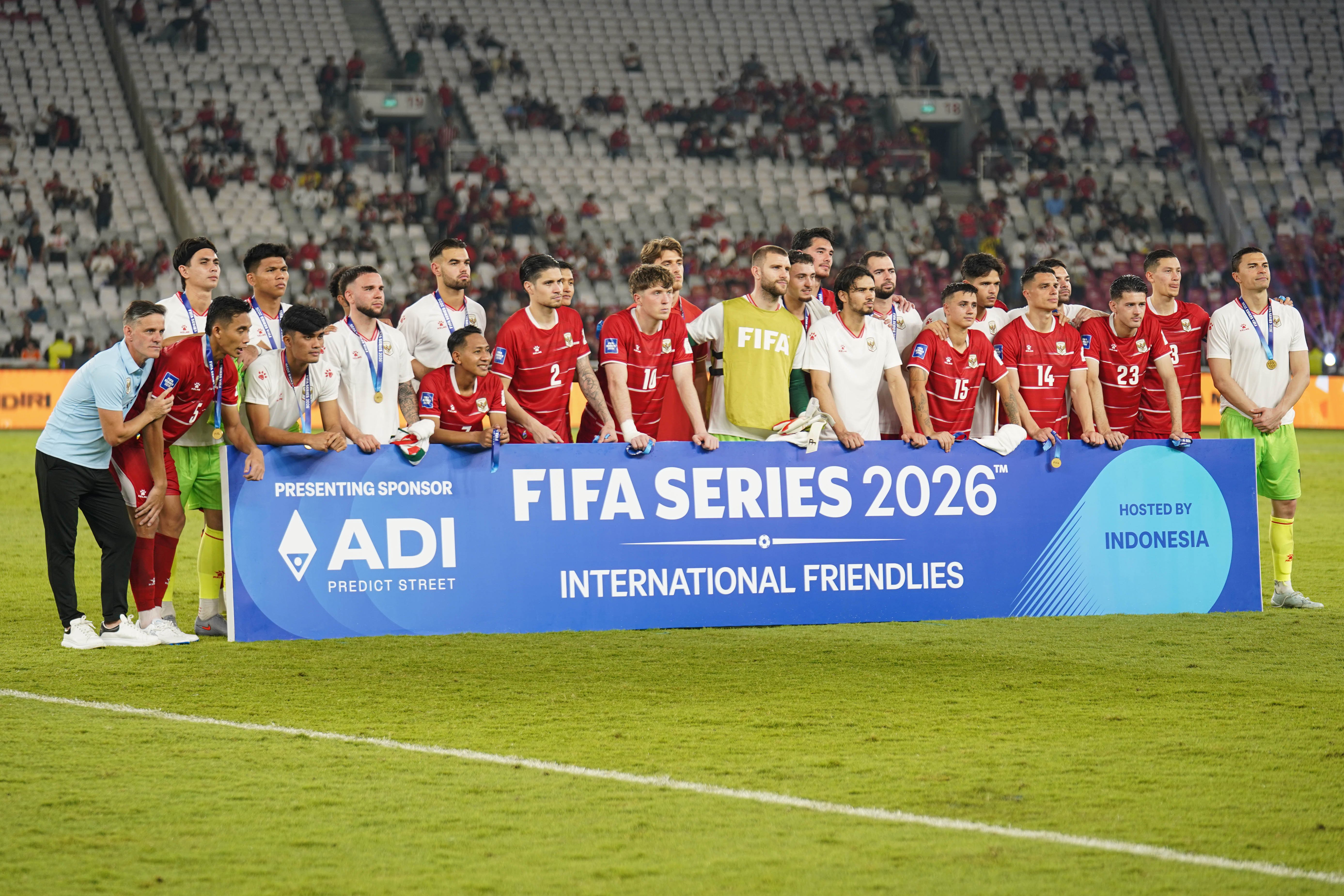 Timnas Indonesia berfoto bersama usai bertanding melawan Timnas Bulgaria pada FIFA Series 2026 di Stadion Utama Gelora Bung Karno, Jakarta, Senin (30/3/2026). Bulgaria berhasil menjadi juara FIFA Series 2026 setelah mengalahkan Timnas Indonesia dengan skor 0-1.