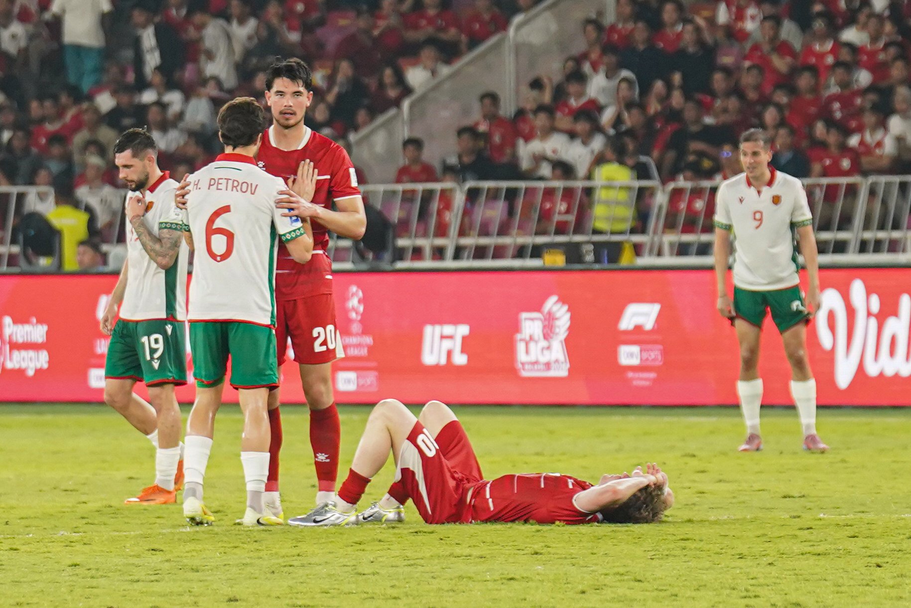 Pesepak bola Timnas Indonesia Elkaan Baggott (tengah) menyalami pemain Timnas Bulgaria Hristiyan Petrov (kedua kiri) usai pertandingan FIFA Series 2026 di Stadion Utama Gelora Bung Karno, Jakarta, Senin (30/3/2026). Bulgaria berhasil menjadi juara FIFA Series 2026 setelah mengalahkan Timnas Indonesia dengan skor 0-1.