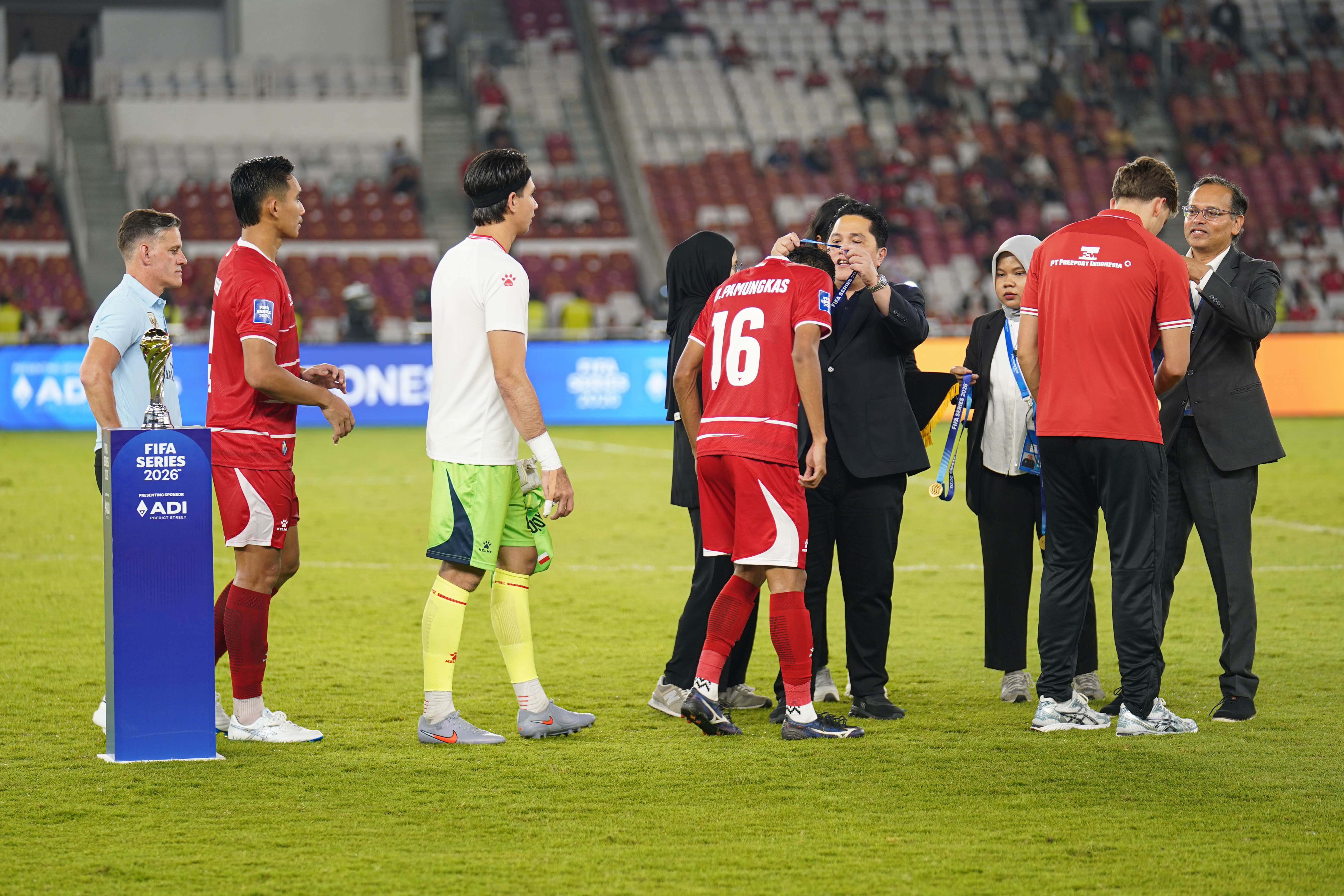 Ketua Umum PSSI Erick Thohir (keempat kanan) memberikan medali kepada pesepak bola Timnas Indonesia usai pertandingan melawan Timnas Bulgaria pada FIFA Series 2026 di Stadion Utama Gelora Bung Karno, Jakarta, Senin (30/3/2026). Bulgaria berhasil menjadi juara FIFA Series 2026 setelah mengalahkan Timnas Indonesia dengan skor 0-1.