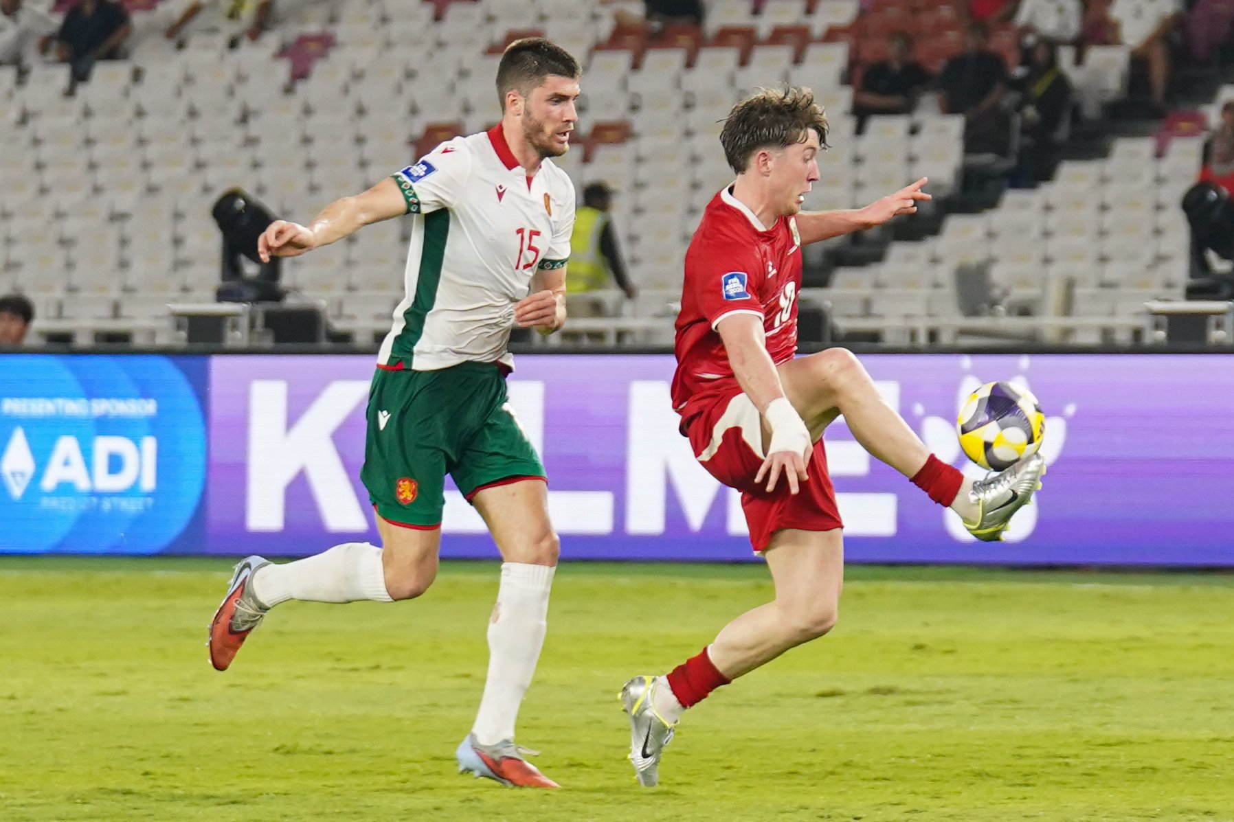 Pesepak bola Timnas Indonesia Ole Romeny (kanan) membawa bola dikawal oleh pemain Timnas Bulgaria Petko Hristov pada pertandingan FIFA Series 2026 di Stadion Utama Gelora Bung Karno, Jakarta, Senin (30/3/2026). Bulgaria berhasil menjadi juara FIFA Series 2026 setelah mengalahkan Timnas Indonesia dengan skor 0-1.