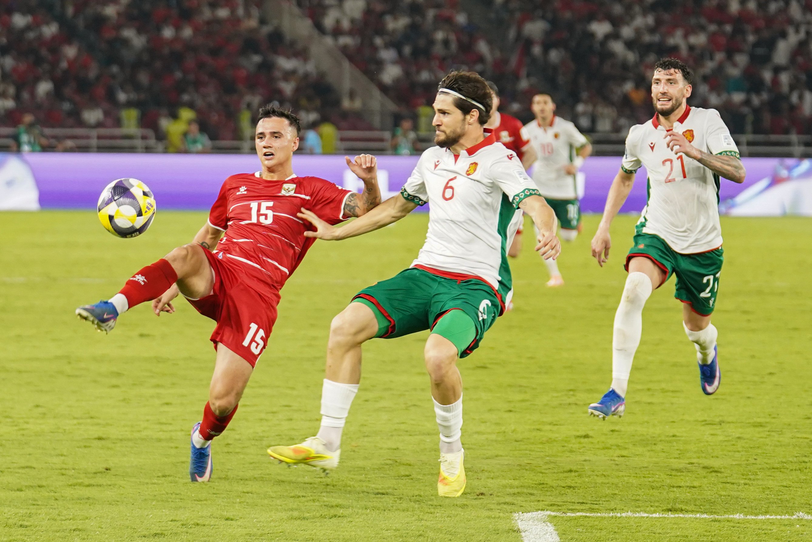 Pesepak bola Timnas Indonesia Eliano Reijnders (kiri) membawa bola dikawal oleh pemain Timnas Bulgaria Hristiyan Petrov pada pertandingan FIFA Series 2026 di Stadion Utama Gelora Bung Karno, Jakarta, Senin (30/3/2026). Bulgaria berhasil menjadi juara FIFA Series 2026 setelah mengalahkan Timnas Indonesia dengan skor 0-1.