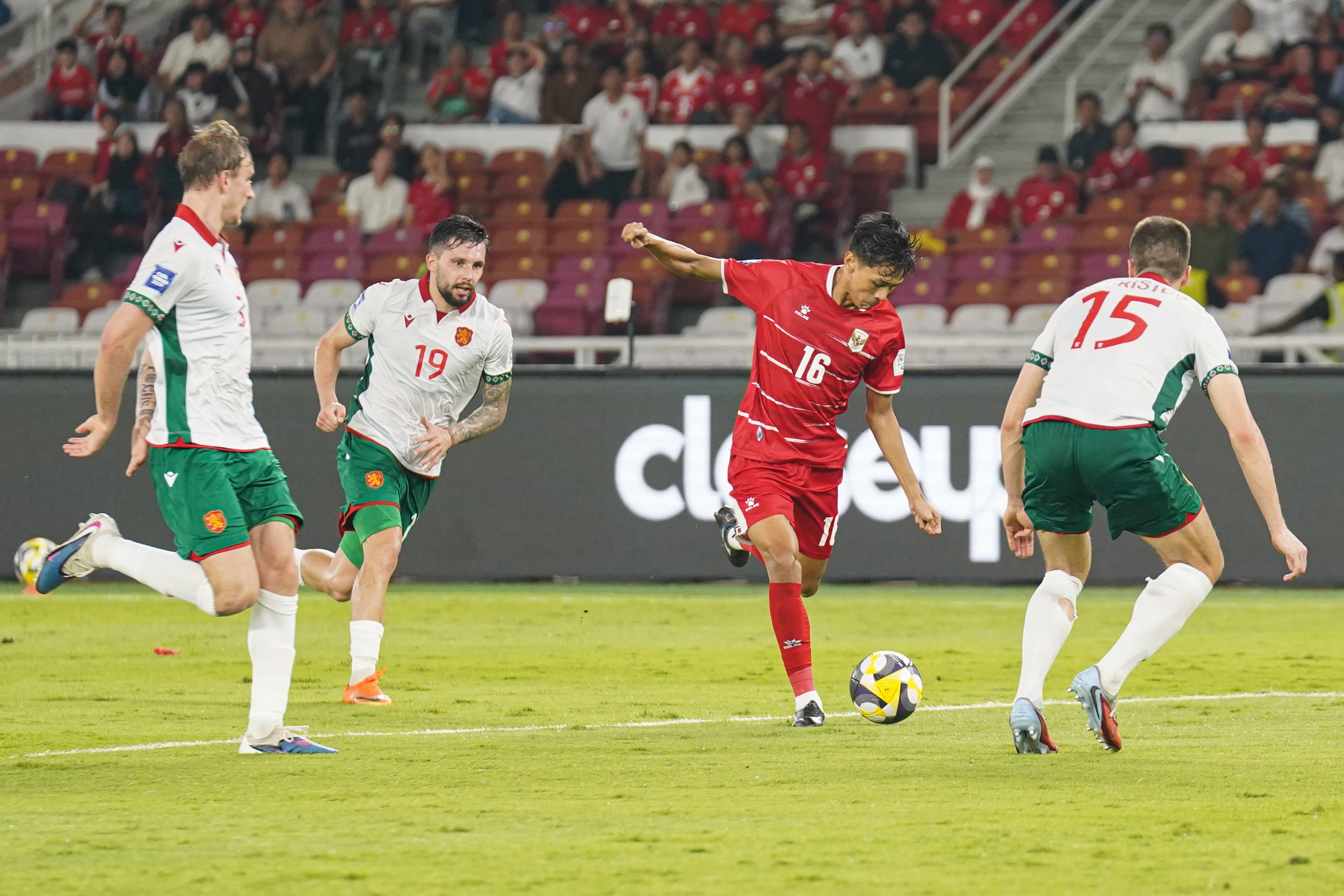 Pesepak bola Timnas Indonesia Dony Tri Pamungkas (kedua kanan) membawa bola dikawal oleh sejumlah pemain Timnas Bulgaria pada pertandingan FIFA Series 2026 di Stadion Utama Gelora Bung Karno, Jakarta, Senin (30/3/2026). Bulgaria berhasil menjadi juara FIFA Series 2026 setelah mengalahkan Timnas Indonesia dengan skor 0-1.