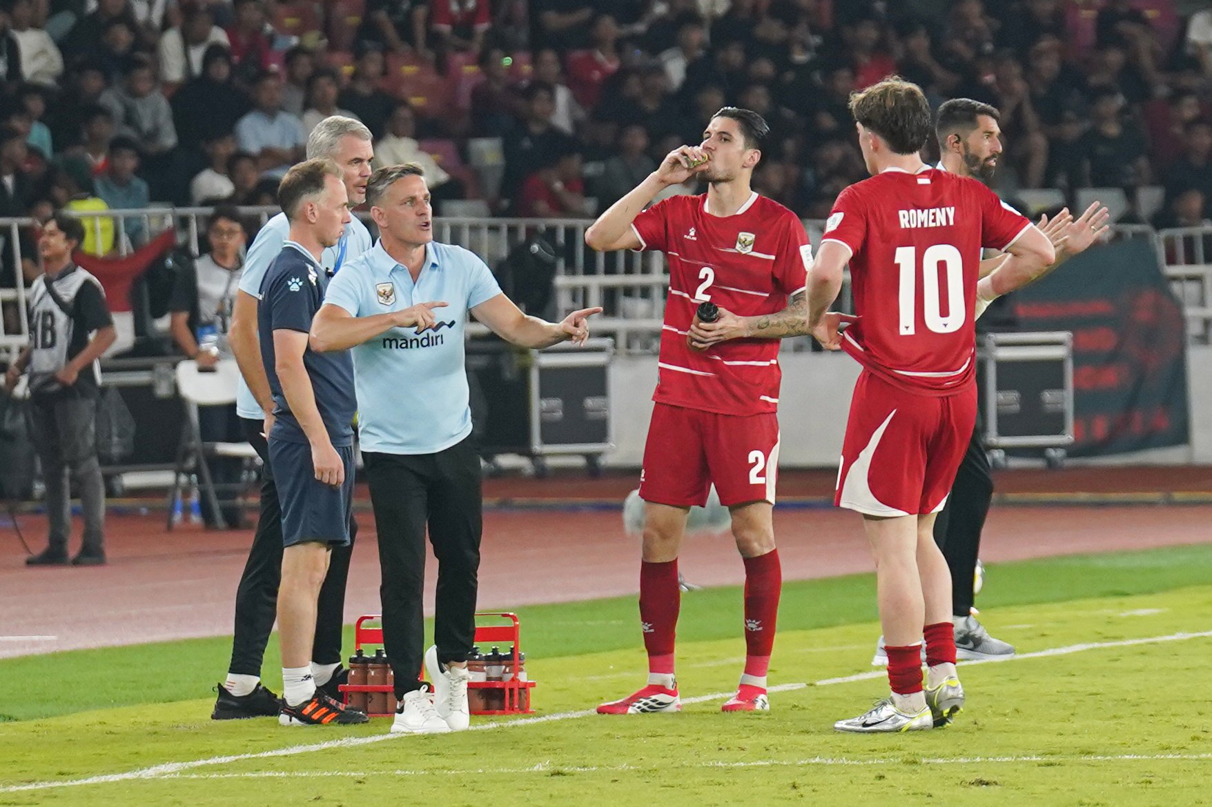 Pelatih John Herdman (ketiga kiri) memberikan arahan kepada pesepak bola Timnas Indonesia Kevin Diks (kedua kanan) dan Ole Romeny (kanan) saat pertandingan melawan Timnas Bulgaria pada FIFA Series 2026 di Stadion Utama Gelora Bung Karno, Jakarta, Senin (30/3/2026). Bulgaria berhasil menjadi juara FIFA Series 2026 setelah mengalahkan Timnas Indonesia dengan skor 0-1.