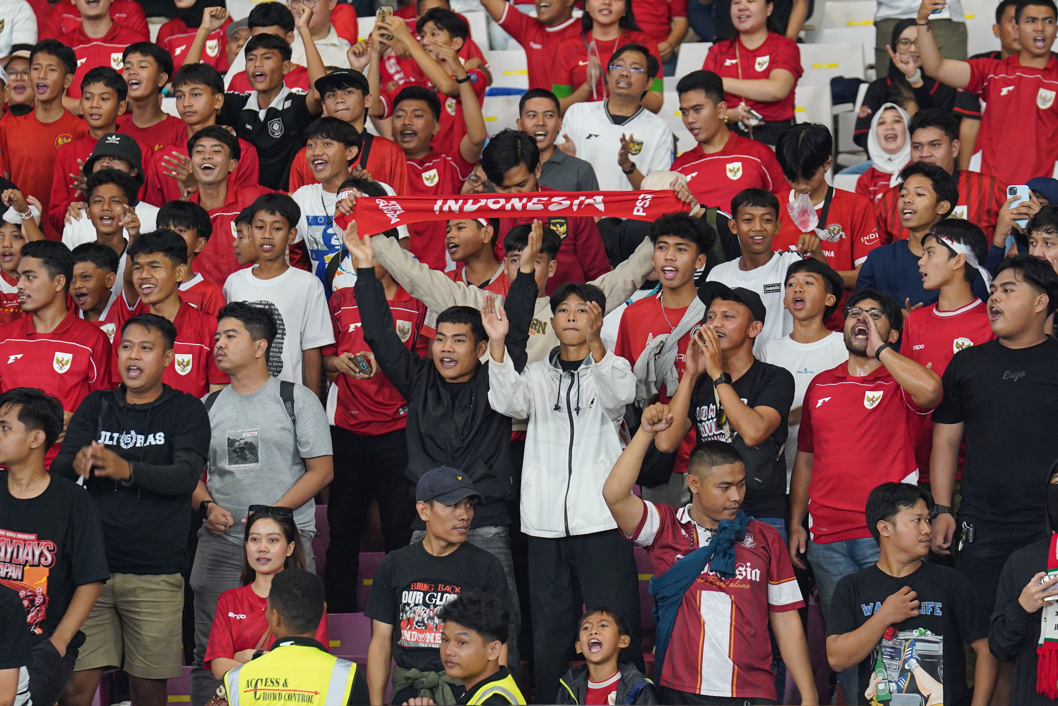 Suporter memberikan dukungan saat Timnas Indonesia bertanding melawan Timnas Bulgaria pada FIFA Series 2026 di Stadion Utama Gelora Bung Karno, Jakarta, Senin (30/3/2026). Bulgaria berhasil menjadi juara FIFA Series 2026 setelah mengalahkan Timnas Indonesia dengan skor 0-1.