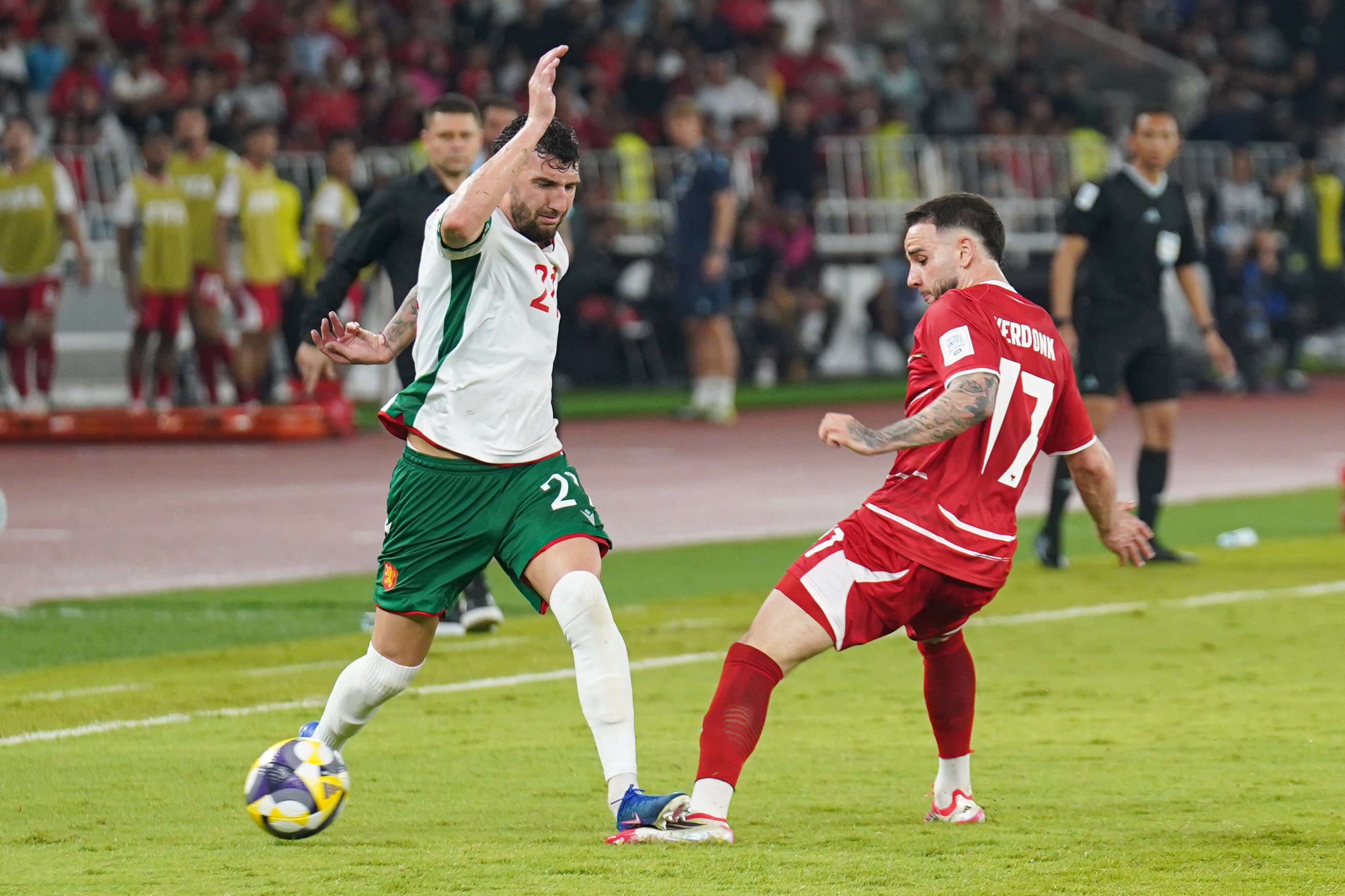 Pesepak bola Timnas Indonesia Calvin Verdonk (kanan) berebut bola dengan pemain Timnas Bulgaria Dimitar Velkovski pada pertandingan FIFA Series 2026 di Stadion Utama Gelora Bung Karno, Jakarta, Senin (30/3/2026). Bulgaria berhasil menjadi juara FIFA Series 2026 setelah mengalahkan Timnas Indonesia dengan skor 0-1.