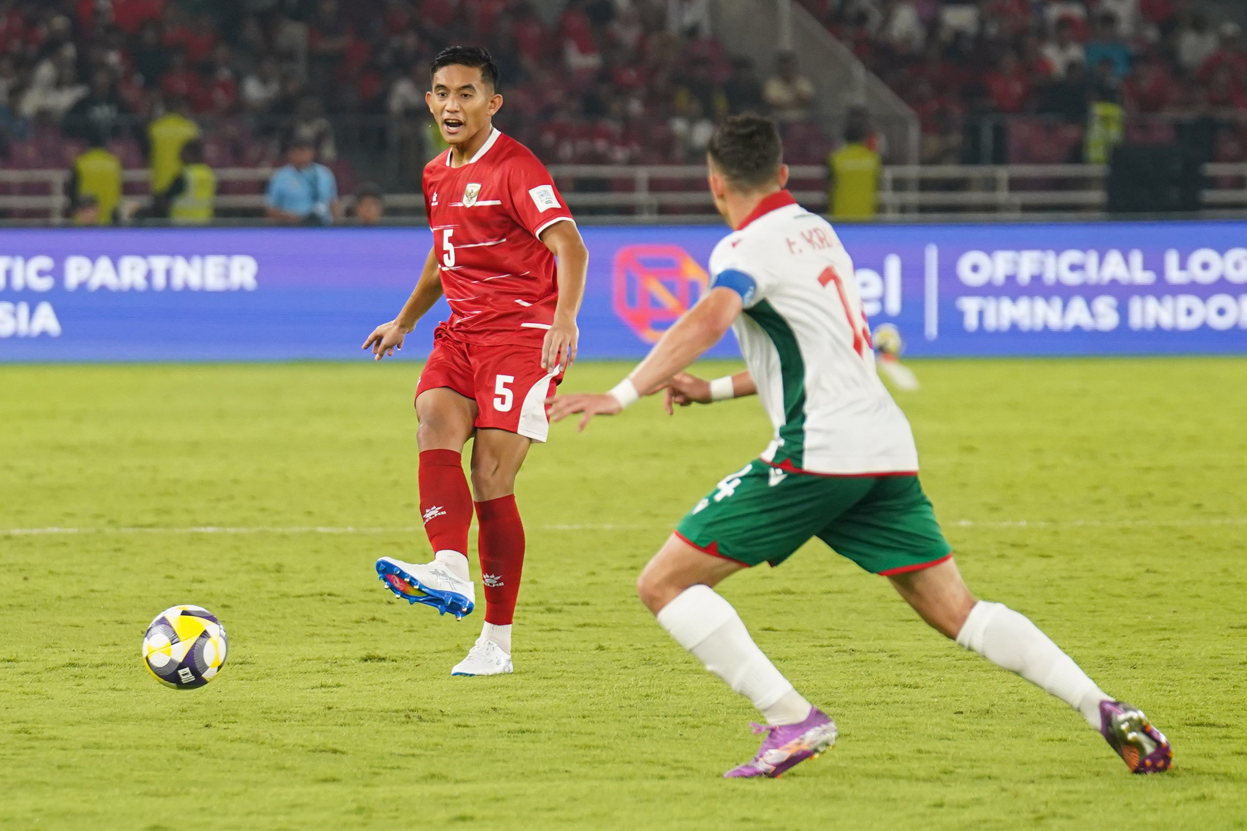 Pesepak bola Timnas Indonesia Rizky Ridho (kiri) mengoper bola dikawal oleh pemain Timnas Bulgaria Filip Krastev pada pertandingan FIFA Series 2026 di Stadion Utama Gelora Bung Karno, Jakarta, Senin (30/3/2026). Bulgaria berhasil menjadi juara FIFA Series 2026 setelah mengalahkan Timnas Indonesia dengan skor 0-1.