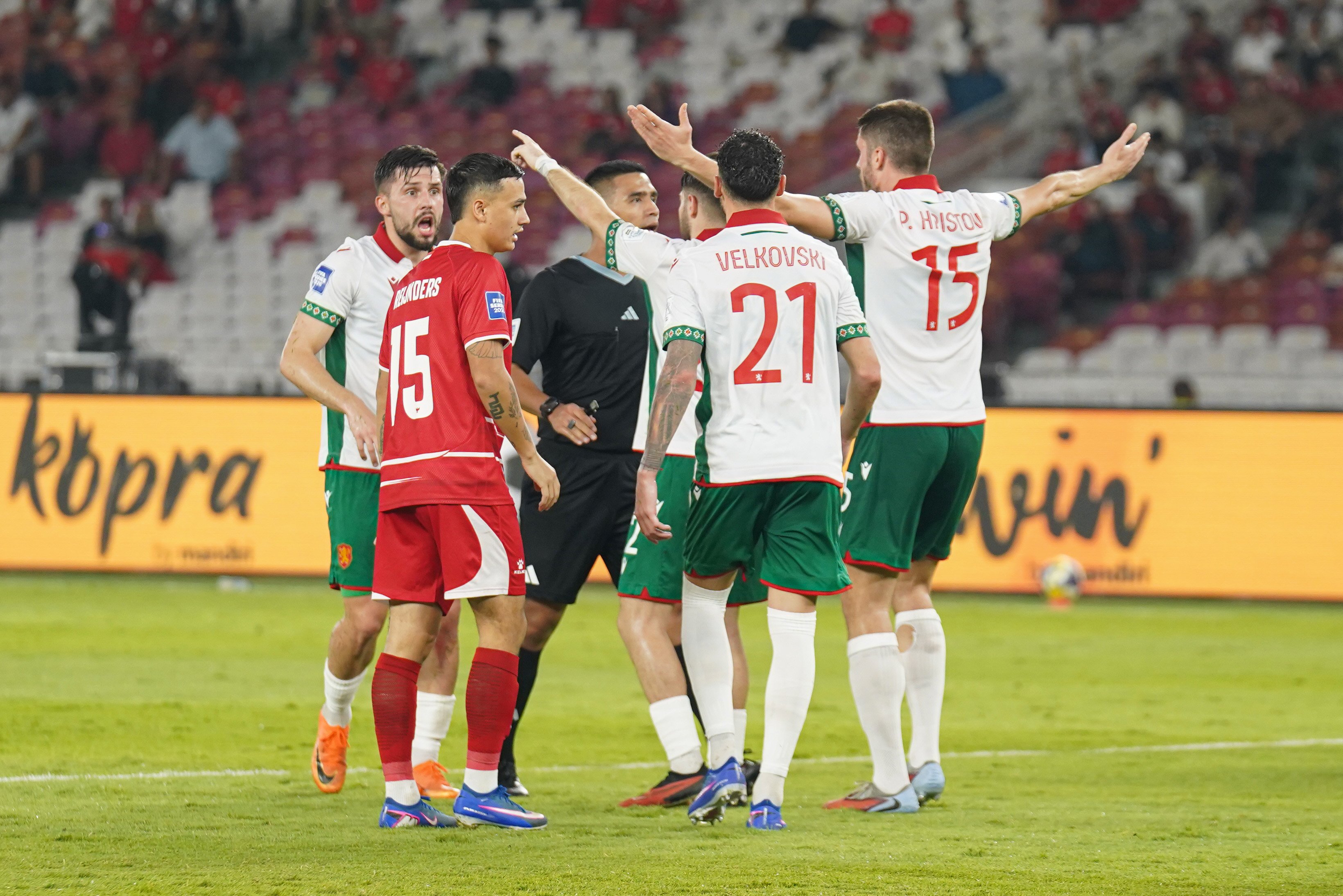 Sejumlah pesepak bola Timnas Bulgaria menyampaikan protes ke wasit saat pertandingan melawan Timnas Indonesia pada FIFA Series 2026 di Stadion Utama Gelora Bung Karno, Jakarta, Senin (30/3/2026). Bulgaria berhasil menjadi juara FIFA Series 2026 setelah mengalahkan Timnas Indonesia dengan skor 0-1.