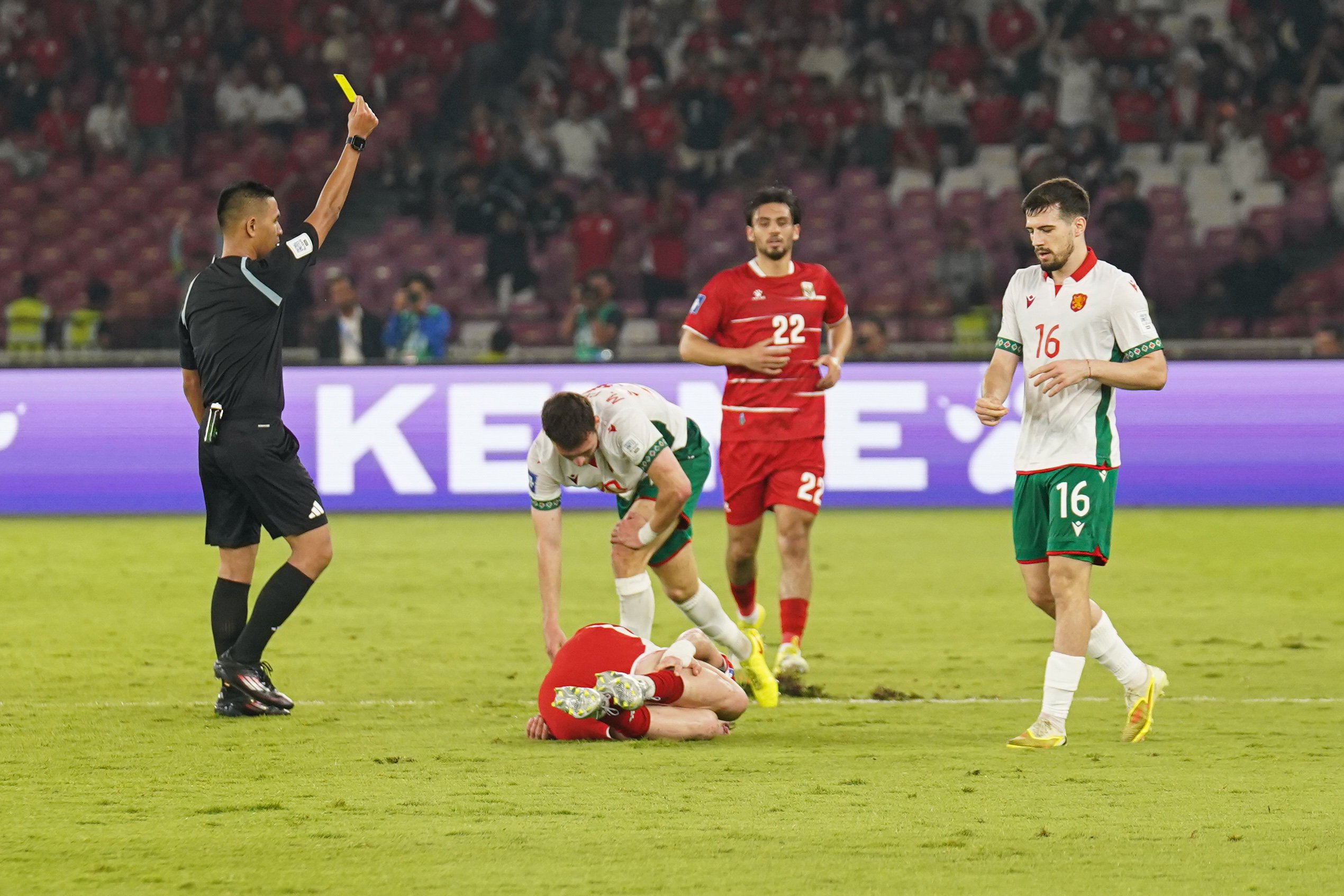 Wasit memberikan kartu kuning kepada pesepak bola Timnas Bulgaria Martin Georgiev (tengah) usai melanggar pemain Timnas Indonesia Ole Romeny (kedua kiri) pada pertandingan FIFA Series 2026 di Stadion Utama Gelora Bung Karno, Jakarta, Senin (30/3/2026). Bulgaria berhasil menjadi juara FIFA Series 2026 setelah mengalahkan Timnas Indonesia dengan skor 0-1.