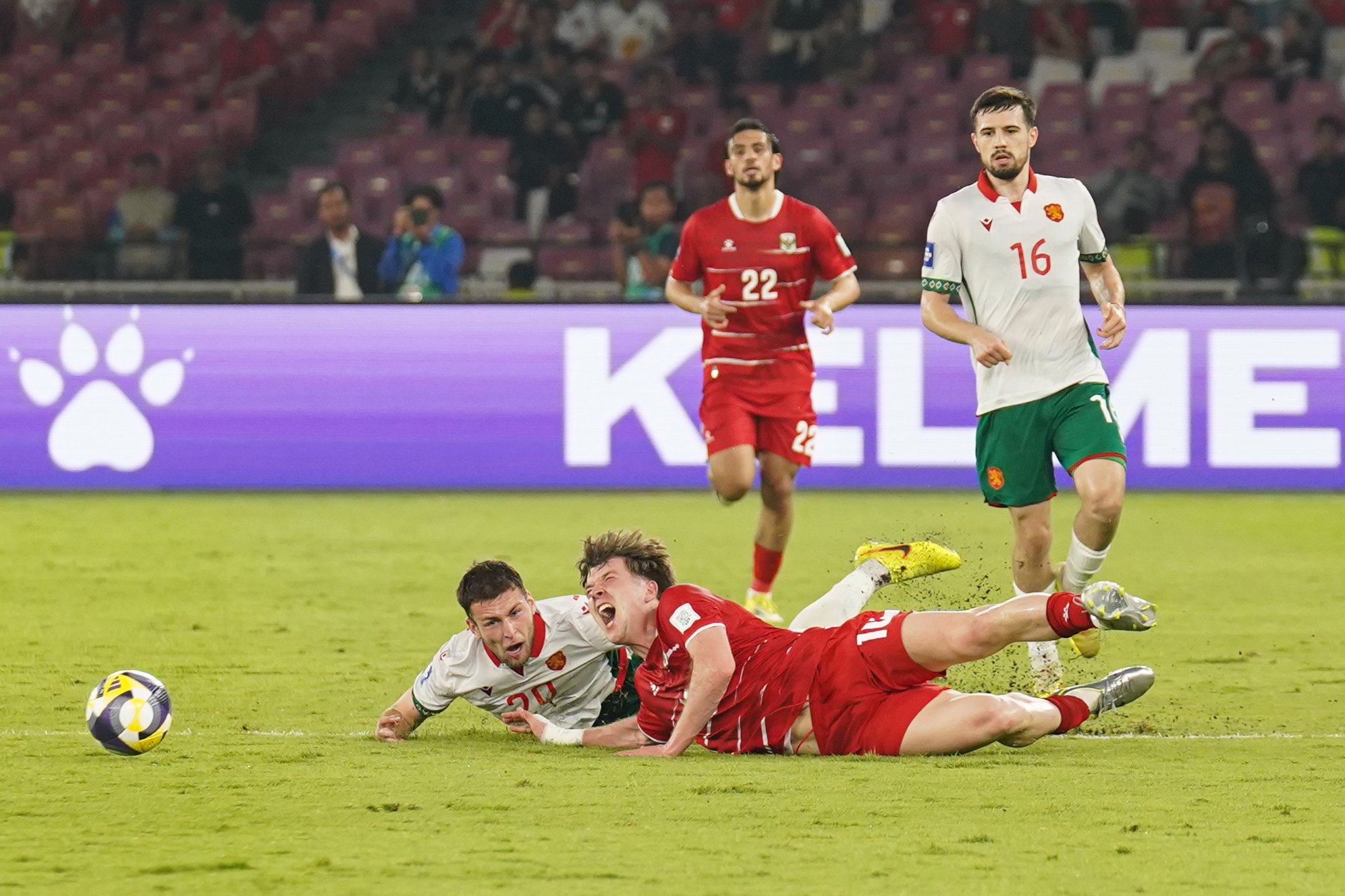 Pesepak bola Timnas Indonesia Ole Romeny (kanan bawah) berebut bola dengan pemain Timnas Bulgaria Martin Georgiev (kiri bawah) pada pertandingan FIFA Series 2026 di Stadion Utama Gelora Bung Karno, Jakarta, Senin (30/3/2026). Bulgaria berhasil menjadi juara FIFA Series 2026 setelah mengalahkan Timnas Indonesia dengan skor 0-1.