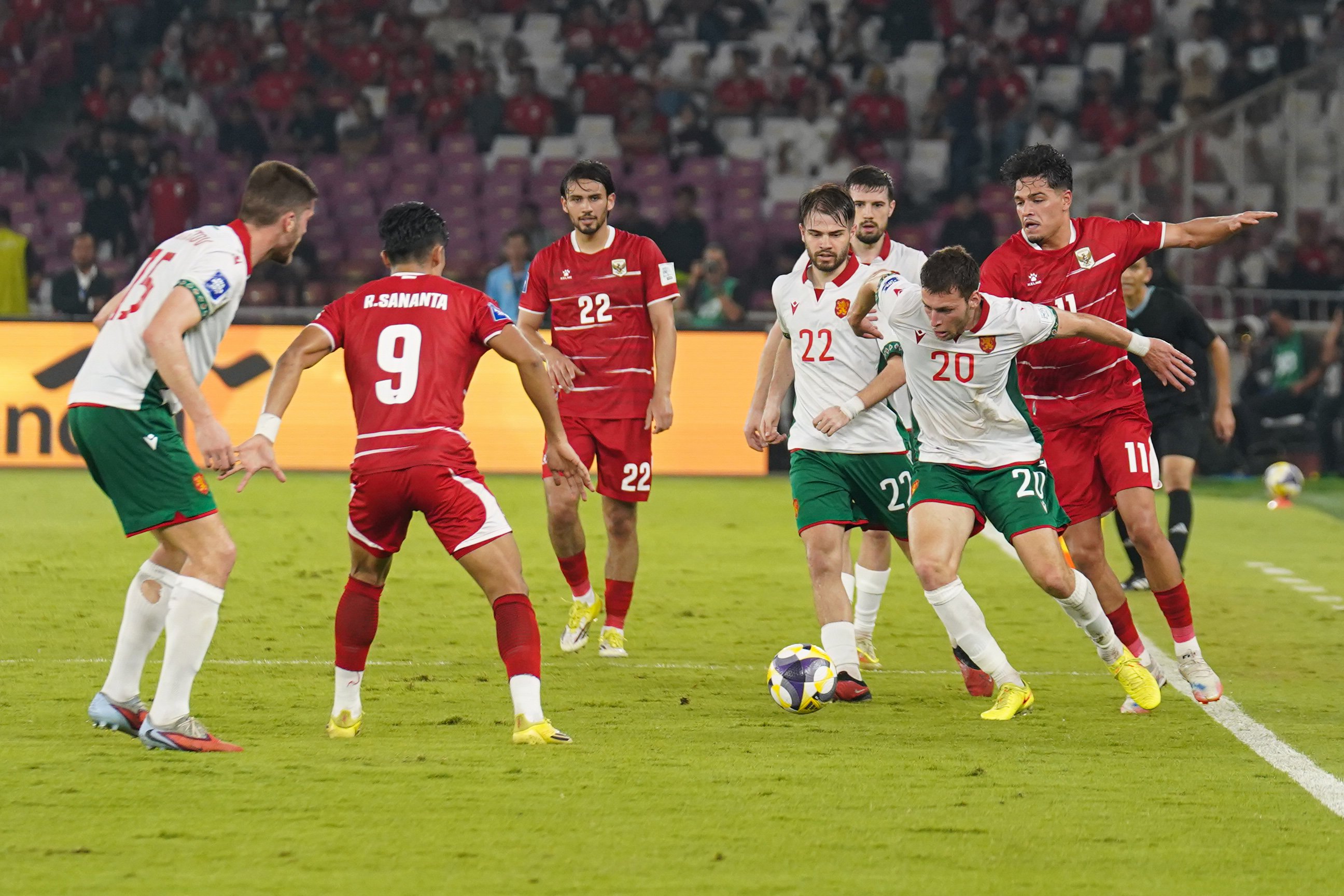 Pesepak bola Timnas Indonesia Ragnar Oratmangun (kanan) berebut bola dengan pemain Timnas Bulgaria Martin Georgiev (kedua kanan) pada pertandingan FIFA Series 2026 di Stadion Utama Gelora Bung Karno, Jakarta, Senin (30/3/2026). Bulgaria berhasil menjadi juara FIFA Series 2026 setelah mengalahkan Timnas Indonesia dengan skor 0-1.