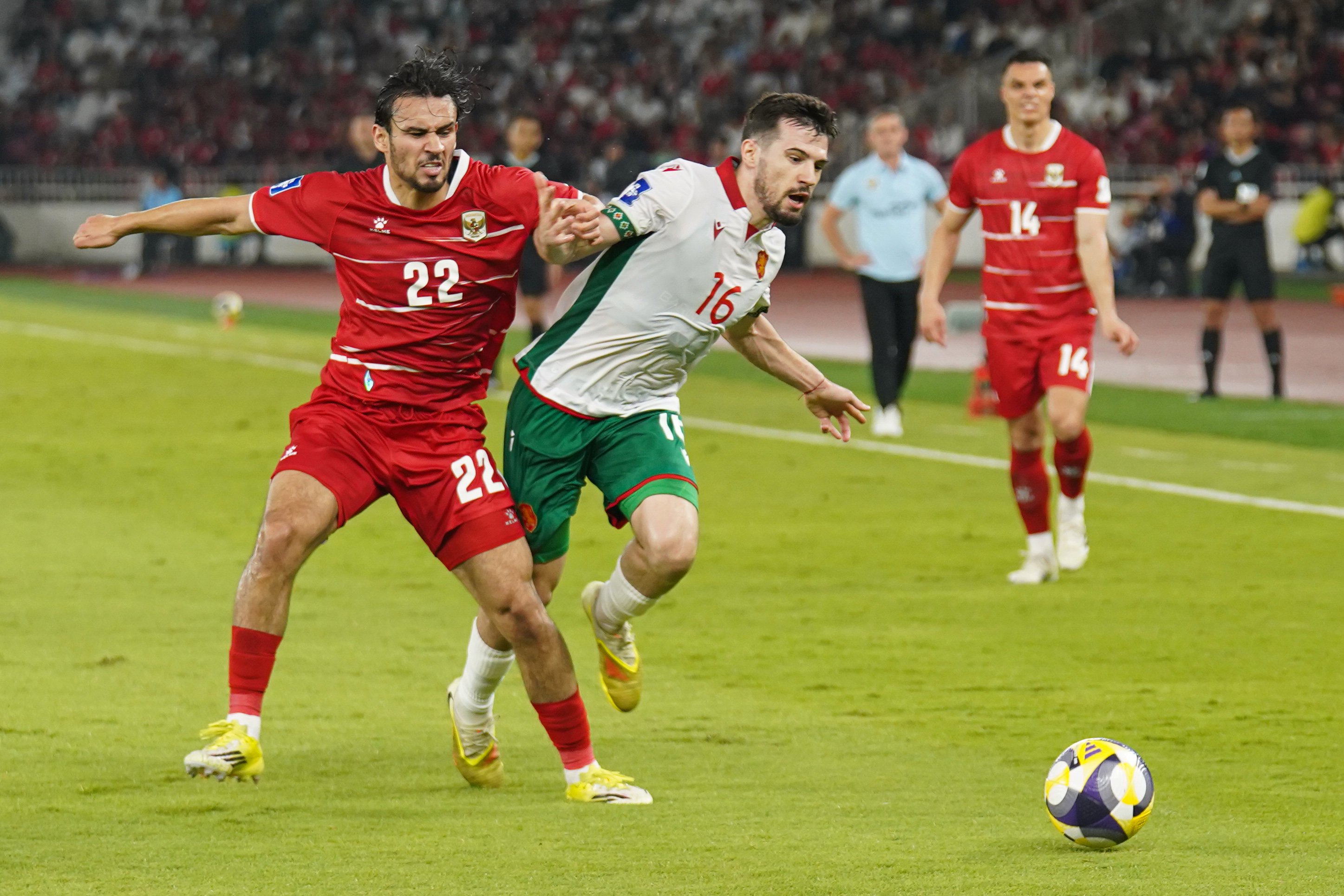 Pesepak bola Timnas Indonesia Nathan Tjie-A-On (kiri) berebut bola dengan pemain Timnas Bulgaria Marin Petkov (kedua kiri) pada pertandingan FIFA Series 2026 di Stadion Utama Gelora Bung Karno, Jakarta, Senin (30/3/2026). Bulgaria berhasil menjadi juara FIFA Series 2026 setelah mengalahkan Timnas Indonesia dengan skor 0-1.