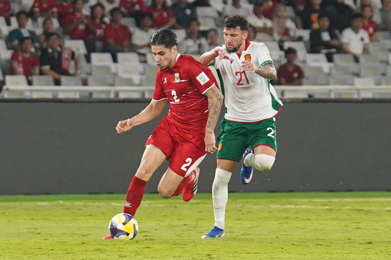 Pesepak bola Timnas Indonesia Kevin Diks (kiri) berebut bola dengan pemain Timnas Bulgaria Dimitar Velkovski pada pertandingan FIFA Series 2026 di Stadion Utama Gelora Bung Karno, Jakarta, Senin (30/3/2026). Bulgaria berhasil menjadi juara FIFA Series 2026 setelah mengalahkan Timnas Indonesia dengan skor 0-1.