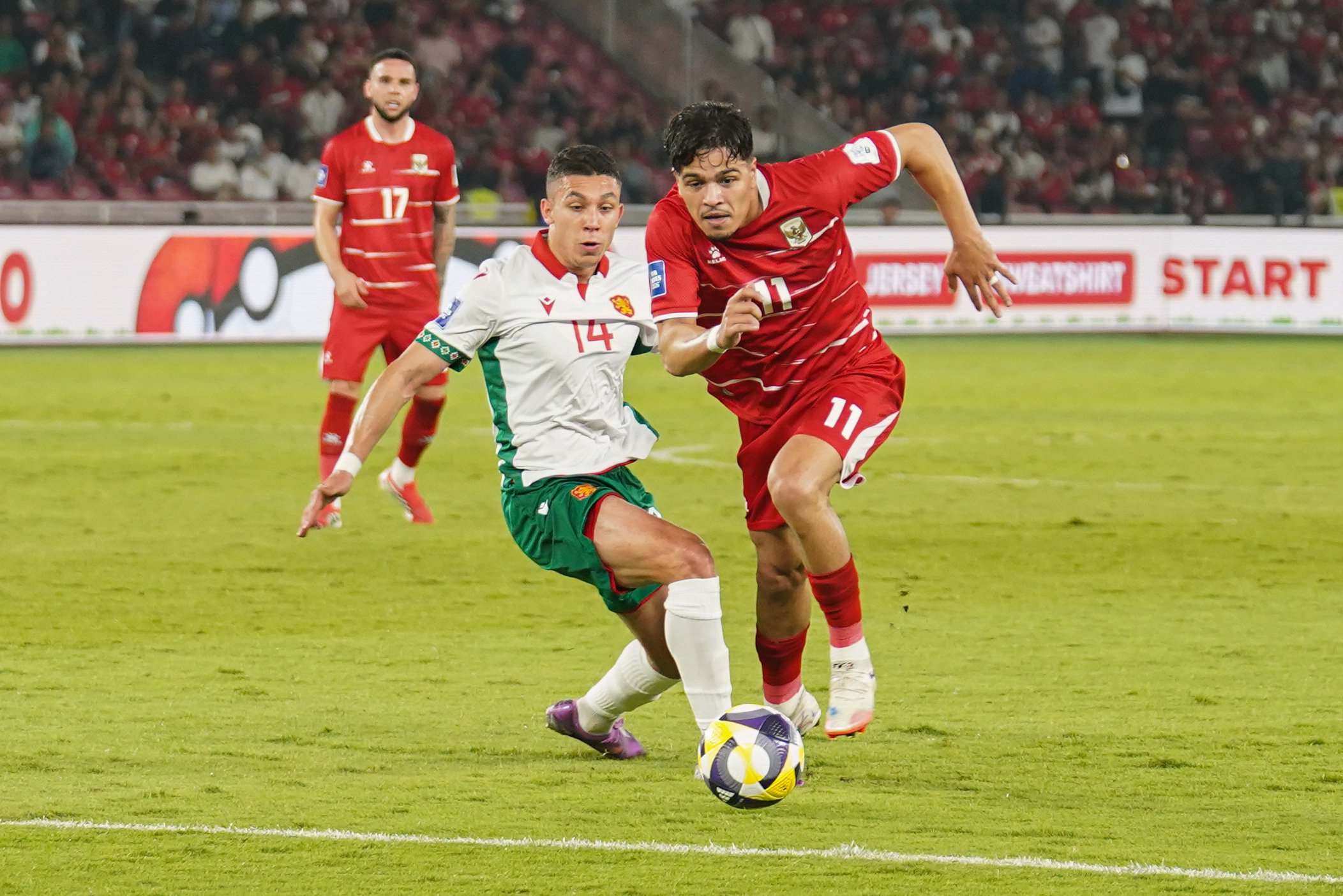 Pesepak bola Timnas Indonesia Ragnar Oratmangun (kanan) berebut bola dengan pemain Timnas Bulgaria Filip Krastev pada pertandingan FIFA Series 2026 di Stadion Utama Gelora Bung Karno, Jakarta, Senin (30/3/2026). Bulgaria berhasil menjadi juara FIFA Series 2026 setelah mengalahkan Timnas Indonesia dengan skor 0-1.