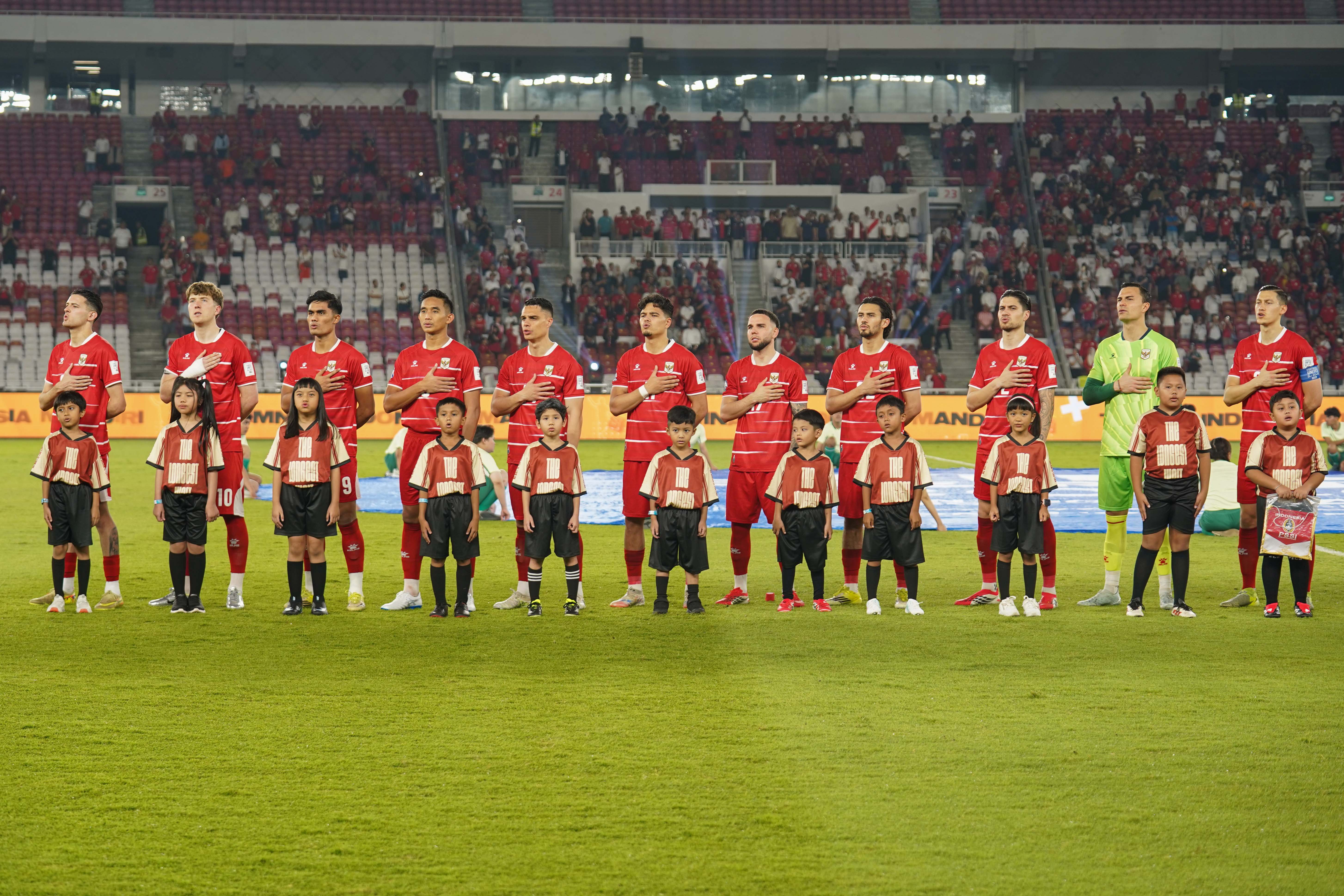 Pesepak bola Timnas Indonesia menyanyikan lagu kebangsaan Indonesia Raya sebelum bertanding melawan Timnas Bulgaria pada FIFA Series 2026 di Stadion Utama Gelora Bung Karno, Jakarta, Senin (30/3/2026). Bulgaria berhasil menjadi juara FIFA Series 2026 setelah mengalahkan Timnas Indonesia dengan skor 0-1.