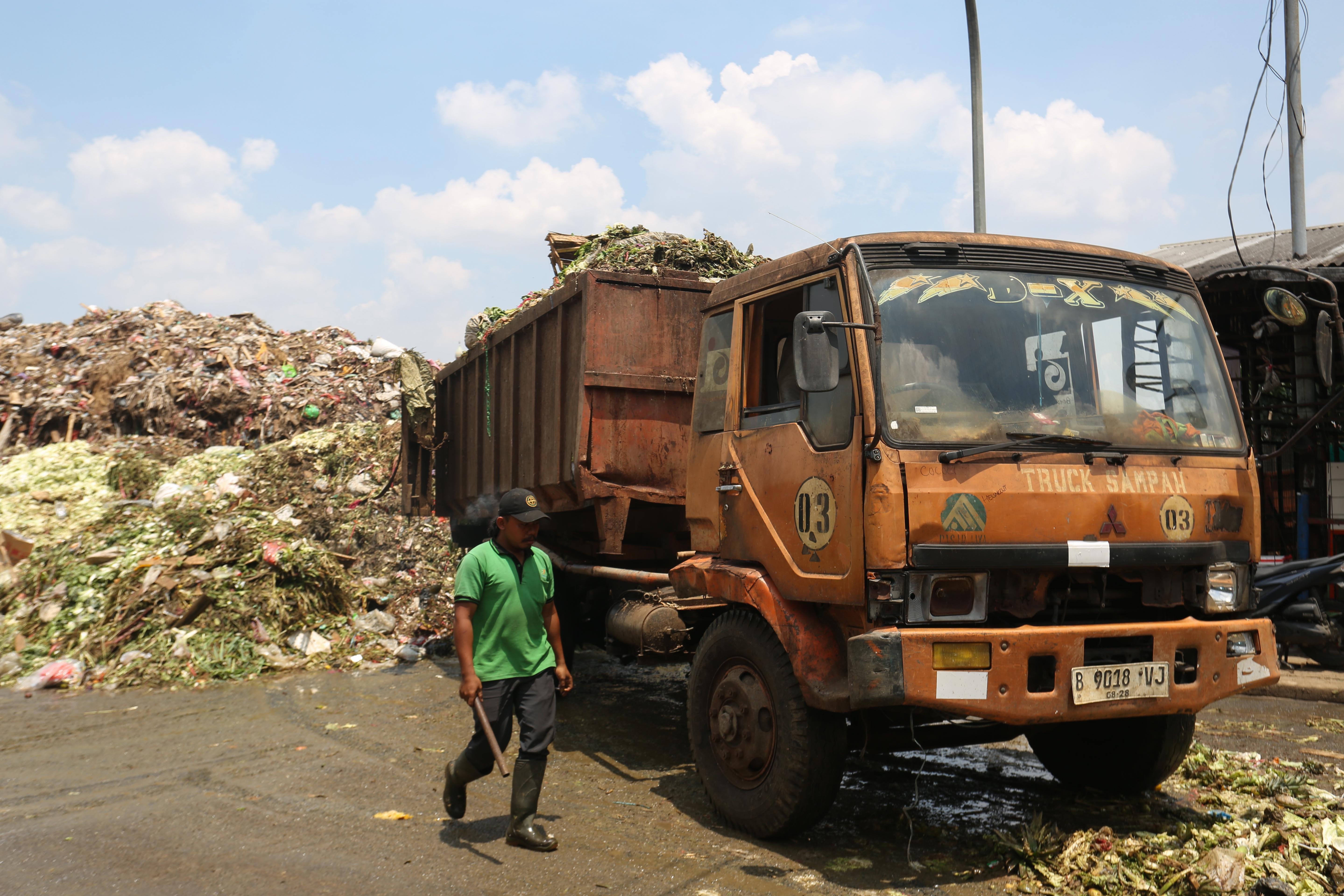 Petugas mengangkut sampah yang menumpuk di Pasar Induk Kramat Jati, Jakarta Timur, Rabu (1/4/2026). Keterbatasan kuota pembuangan ke Tempat Pengolahan Sampah Terpadu (TPST) Bantar Gebang pascainsiden longsor yang terjadi membuat sampah menumpuk di Pasar Induk Kramat Jati.