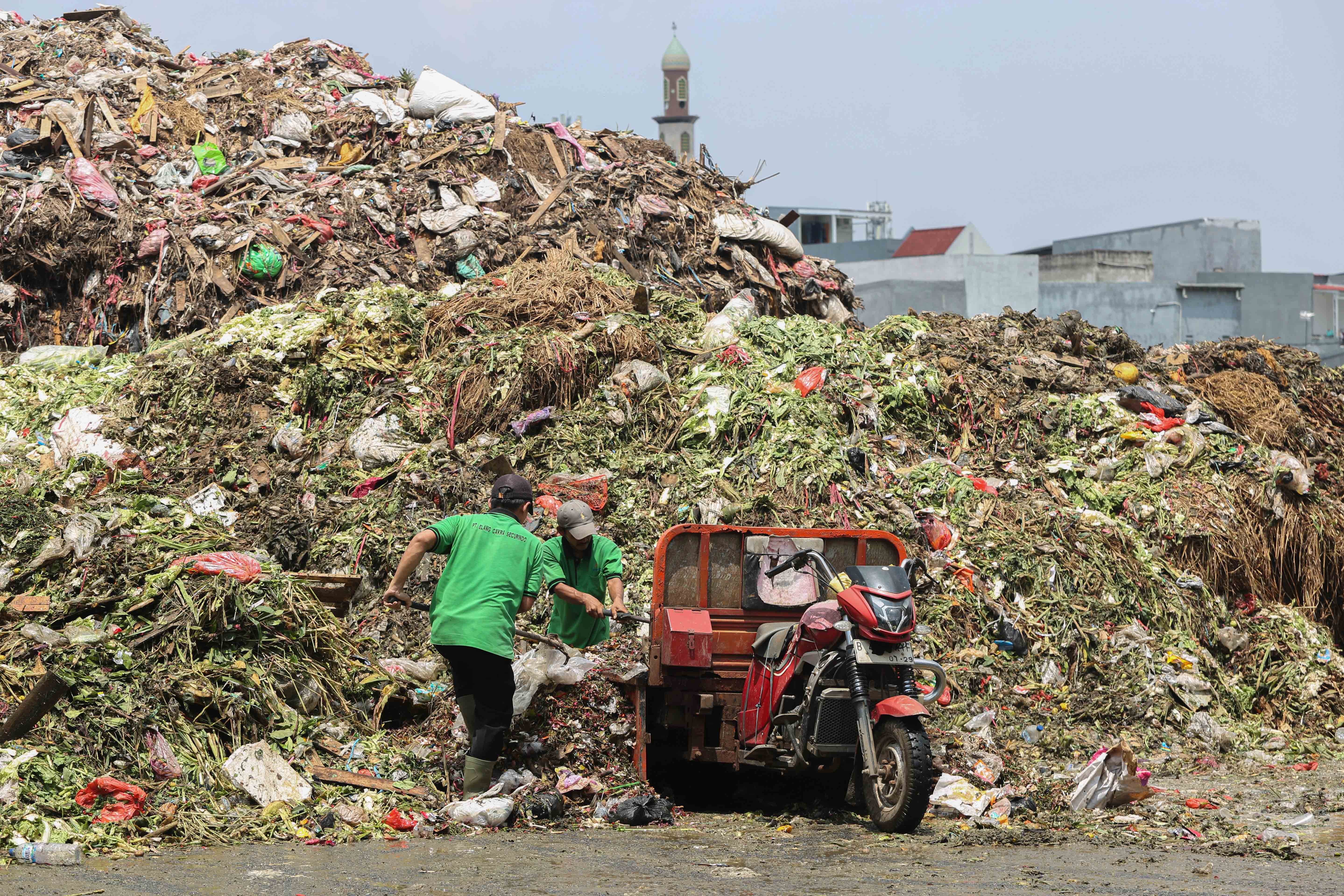 Petugas mengangkut sampah yang menumpuk di Pasar Induk Kramat Jati, Jakarta Timur, Rabu (1/4/2026). Keterbatasan kuota pembuangan ke Tempat Pengolahan Sampah Terpadu (TPST) Bantar Gebang pascainsiden longsor yang terjadi membuat sampah menumpuk di Pasar Induk Kramat Jati.