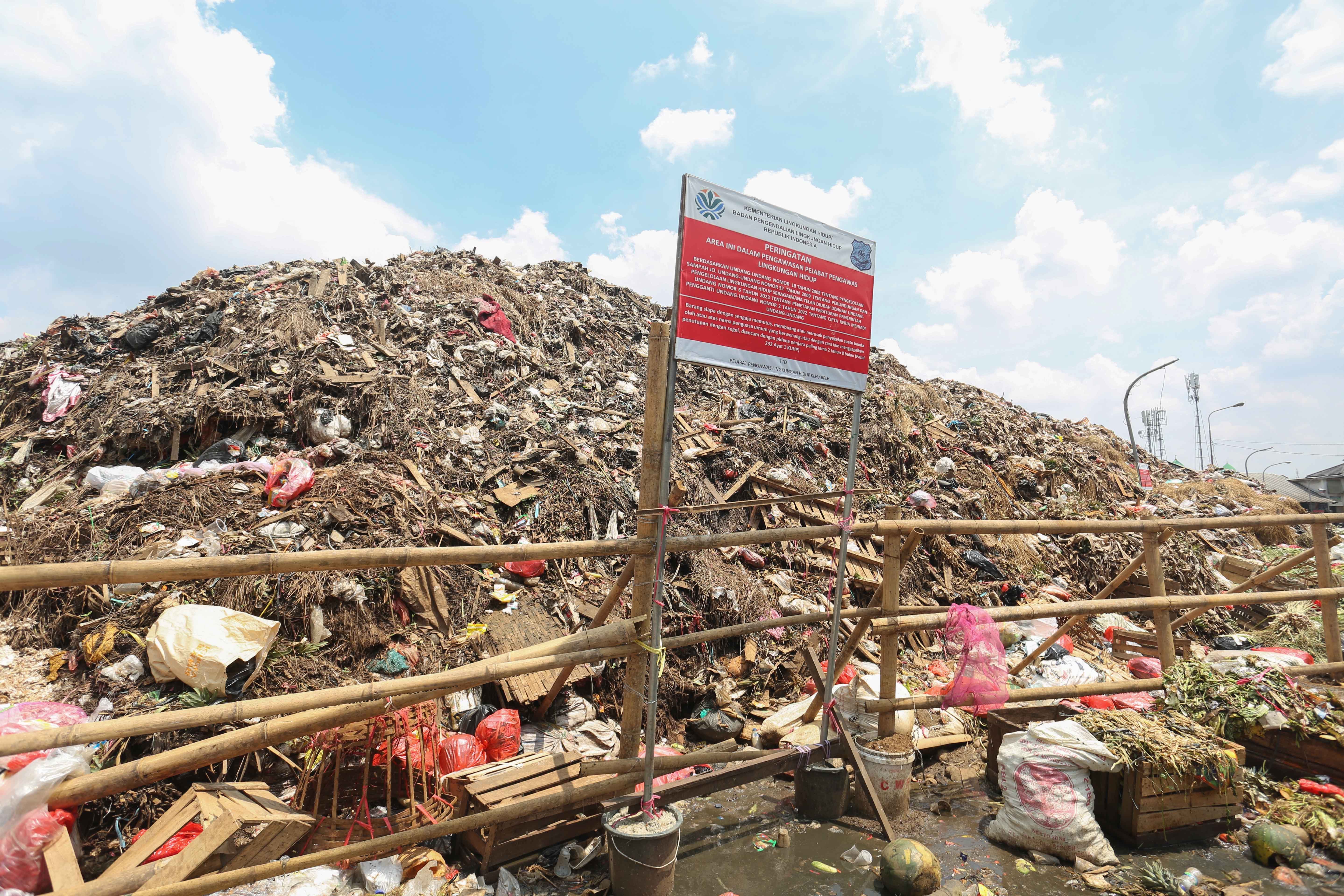 Tumpukan sampah di Pasar Induk Kramat Jati, Jakarta Timur, Rabu (1/4/2026). Keterbatasan kuota pembuangan ke Tempat Pengolahan Sampah Terpadu (TPST) Bantar Gebang pascainsiden longsor yang terjadi membuat sampah menumpuk di Pasar Induk Kramat Jati.