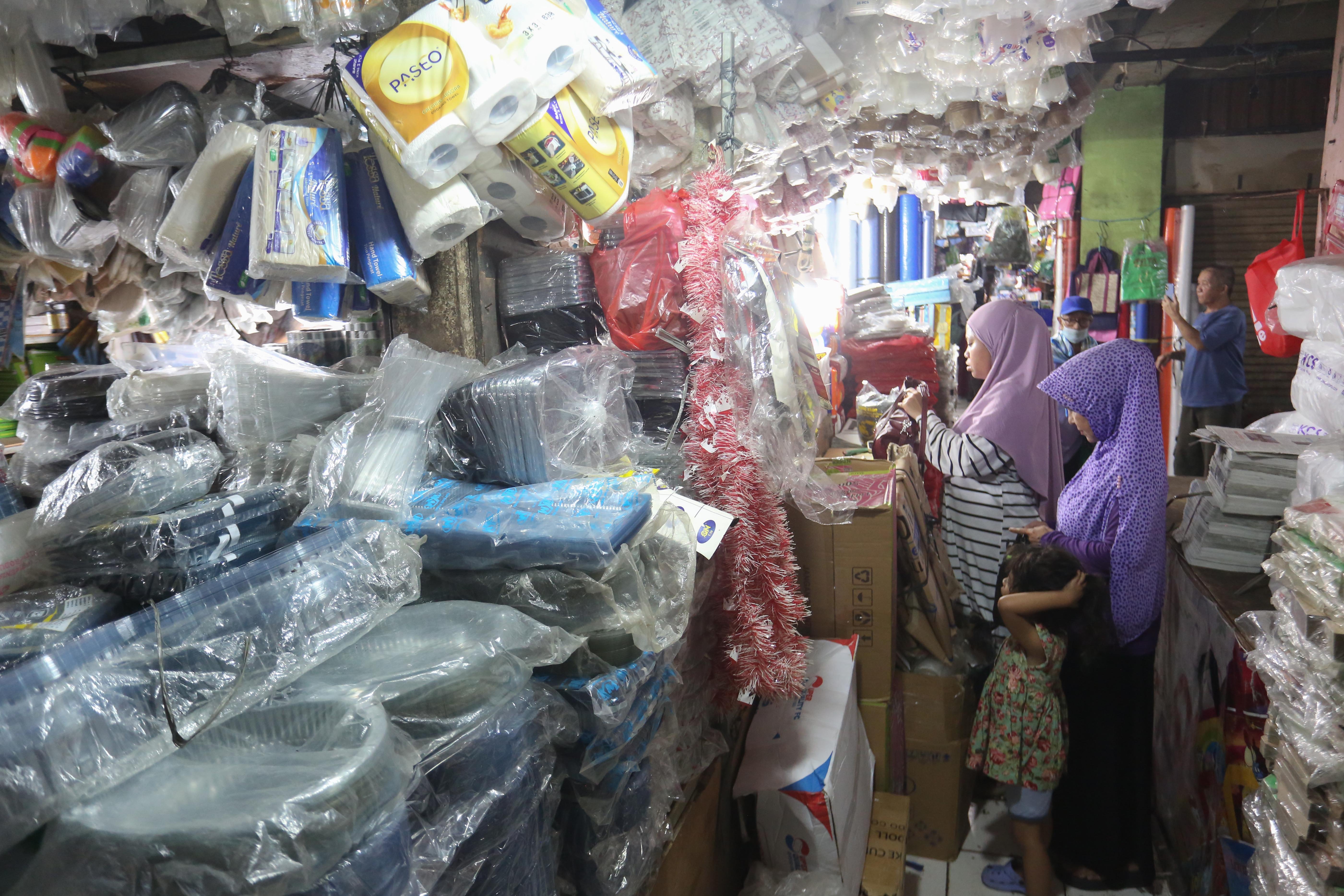 Calon pembeli melihat plastik yang dijual di Pasar Minggu, Jakarta, Kamis (2/4/2026). Kemasan plastik mengalami kenaikan harga dari Rp 6 ribu-Rp 25 ribu menjadi Rp 14 ribu-Rp 35 ribu per kemasan akibat melonjaknya harga bahan baku bijih plastik yakni nafta imbas dari perang di Timur Tengah antara Iran dan Amerika Serikat-Israel.