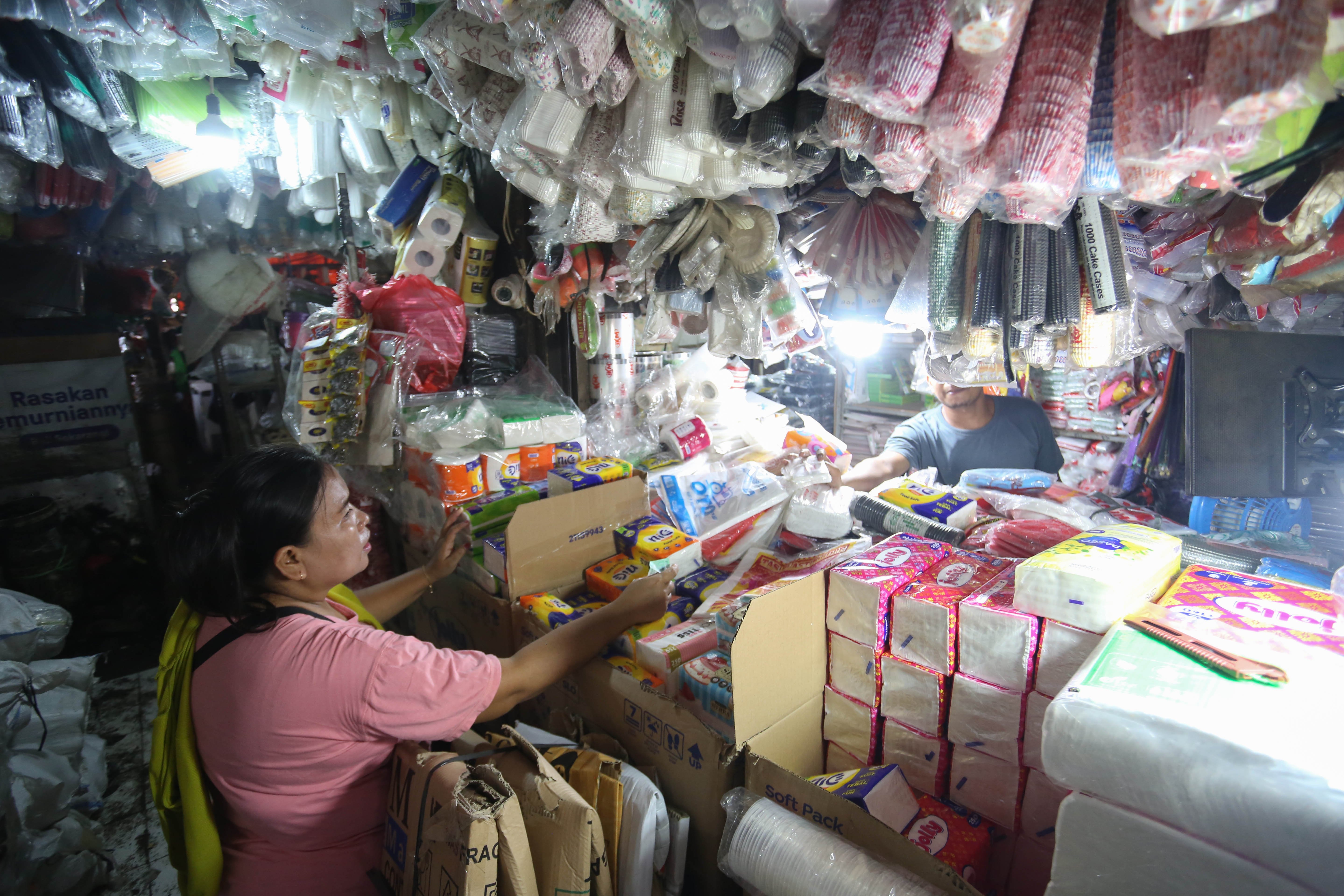 Calon pembeli melihat plastik yang dijual di Pasar Minggu, Jakarta, Kamis (2/4/2026). Kemasan plastik mengalami kenaikan harga dari Rp 6 ribu-Rp 25 ribu menjadi Rp 14 ribu-Rp 35 ribu per kemasan akibat melonjaknya harga bahan baku bijih plastik yakni nafta imbas dari perang di Timur Tengah antara Iran dan Amerika Serikat-Israel.