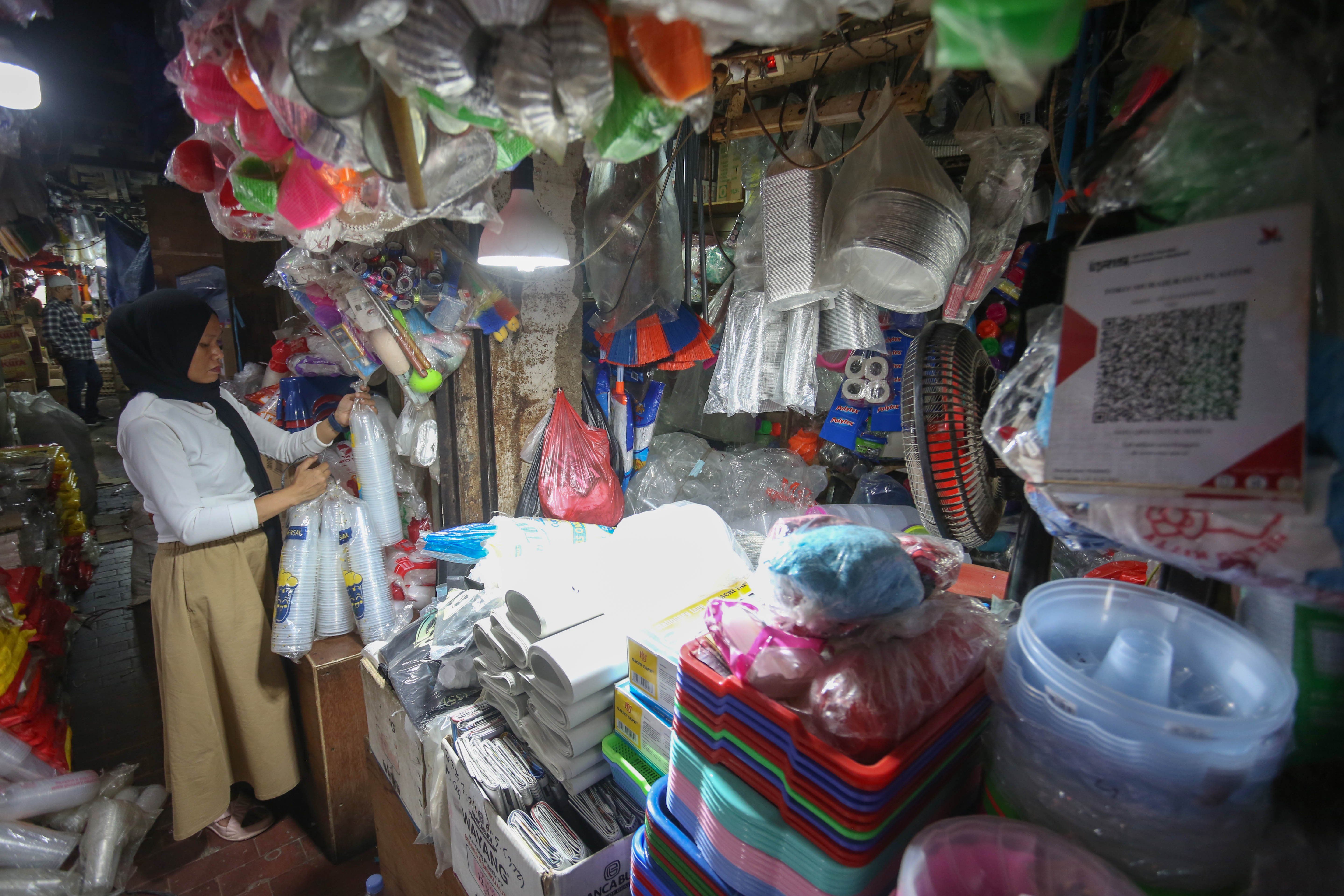 Pedagang merapikan gelas plastik yang dijual di Pasar Minggu, Jakarta, Kamis (2/4/2026). Kemasan plastik mengalami kenaikan harga dari Rp 6 ribu-Rp 25 ribu menjadi Rp 14 ribu-Rp 35 ribu per kemasan akibat melonjaknya harga bahan baku bijih plastik yakni nafta imbas dari perang di Timur Tengah antara Iran dan Amerika Serikat-Israel.