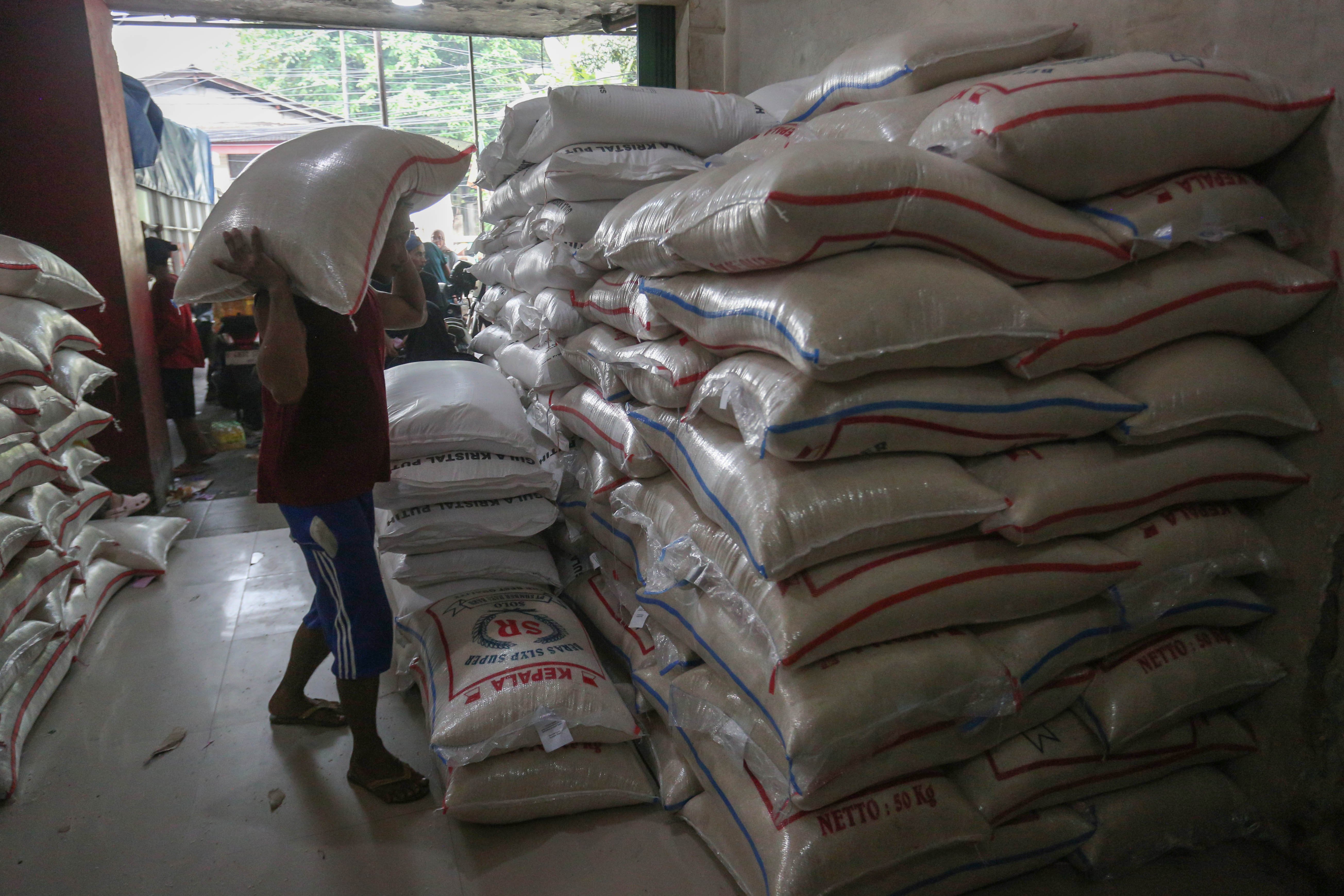 Pekerja mengangkut karung berisi beras di Toko Beras Sumber Raya Pejaten, Pasar Minggu, Jakarta Selatan, Selasa (7/4/2026). Menteri Pertanian sekaligus Kepala Badan Pangan Nasional (Bapanas), Andi Amran Sulaiman, menyebut bahwa stok beras nasional aman untuk memenuhi kebutuhan selama 10–11 bulan ke depan di tengah meningkatnya ancaman krisis pangan global.