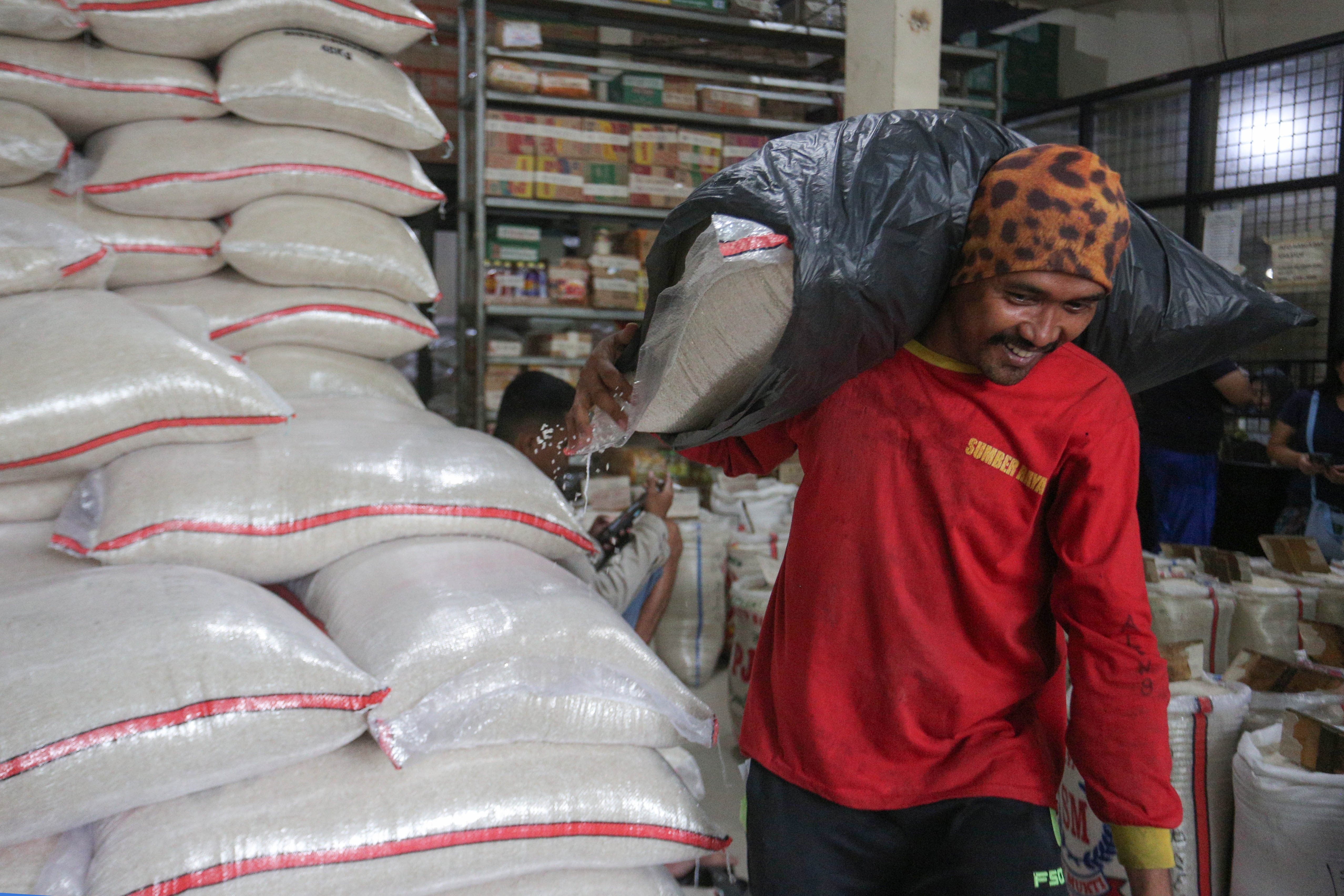 Pekerja mengangkut karung berisi beras di Toko Beras Sumber Raya Pejaten, Pasar Minggu, Jakarta Selatan, Selasa (7/4/2026). Menteri Pertanian sekaligus Kepala Badan Pangan Nasional (Bapanas), Andi Amran Sulaiman, menyebut bahwa stok beras nasional aman untuk memenuhi kebutuhan selama 10–11 bulan ke depan di tengah meningkatnya ancaman krisis pangan global.