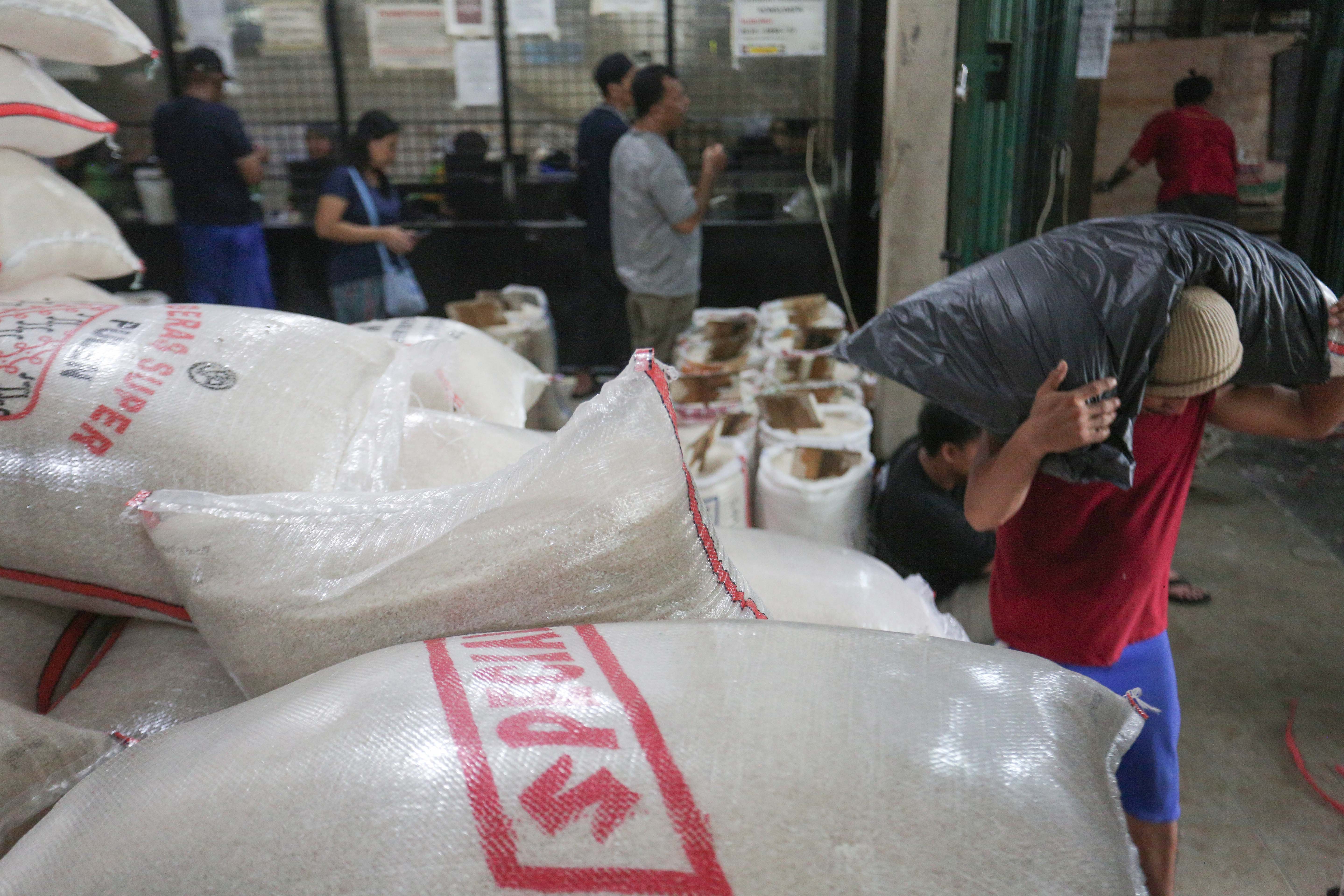 Pekerja mengangkut karung berisi beras di Toko Beras Sumber Raya Pejaten, Pasar Minggu, Jakarta Selatan, Selasa (7/4/2026). Menteri Pertanian sekaligus Kepala Badan Pangan Nasional (Bapanas), Andi Amran Sulaiman, menyebut bahwa stok beras nasional aman untuk memenuhi kebutuhan selama 10–11 bulan ke depan di tengah meningkatnya ancaman krisis pangan global.