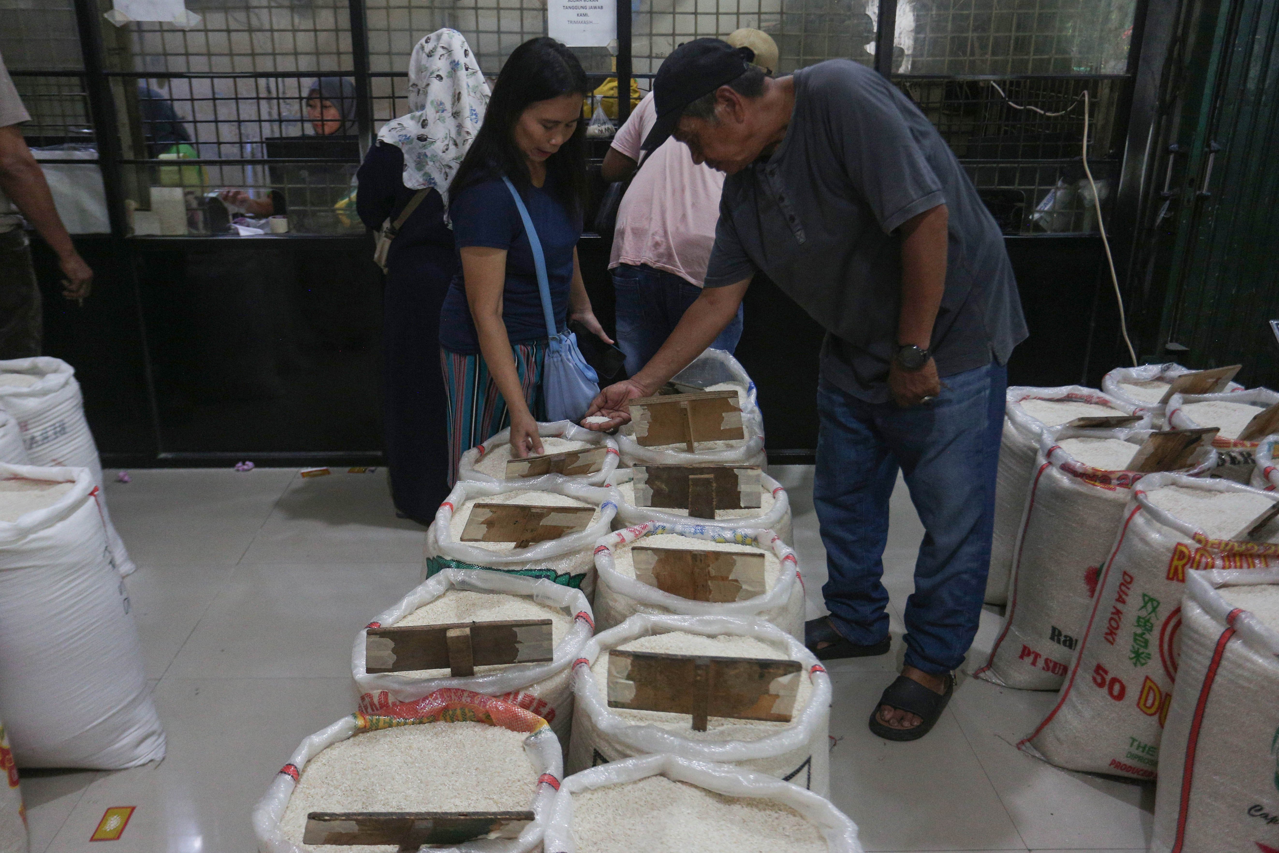 Calon pembeli melihat beras yang dijual di Toko Beras Sumber Raya Pejaten, Pasar Minggu, Jakarta Selatan, Selasa (7/4/2026). Menteri Pertanian sekaligus Kepala Badan Pangan Nasional (Bapanas), Andi Amran Sulaiman, menyebut bahwa stok beras nasional aman untuk memenuhi kebutuhan selama 10–11 bulan ke depan di tengah meningkatnya ancaman krisis pangan global.