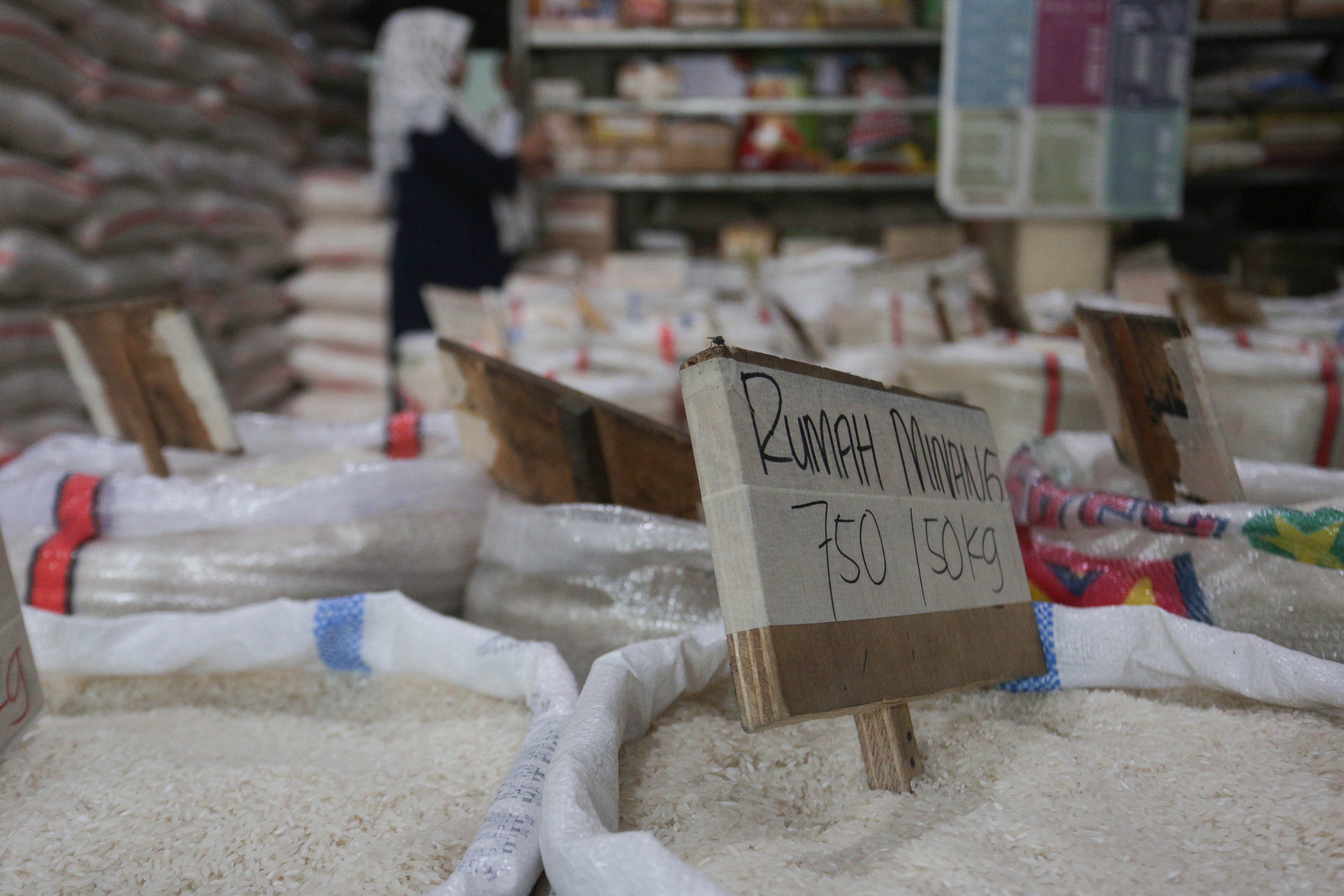 Calon pembeli melihat beras yang dijual di Toko Beras Sumber Raya Pejaten, Pasar Minggu, Jakarta Selatan, Selasa (7/4/2026). Menteri Pertanian sekaligus Kepala Badan Pangan Nasional (Bapanas), Andi Amran Sulaiman, menyebut bahwa stok beras nasional aman untuk memenuhi kebutuhan selama 10–11 bulan ke depan di tengah meningkatnya ancaman krisis pangan global.