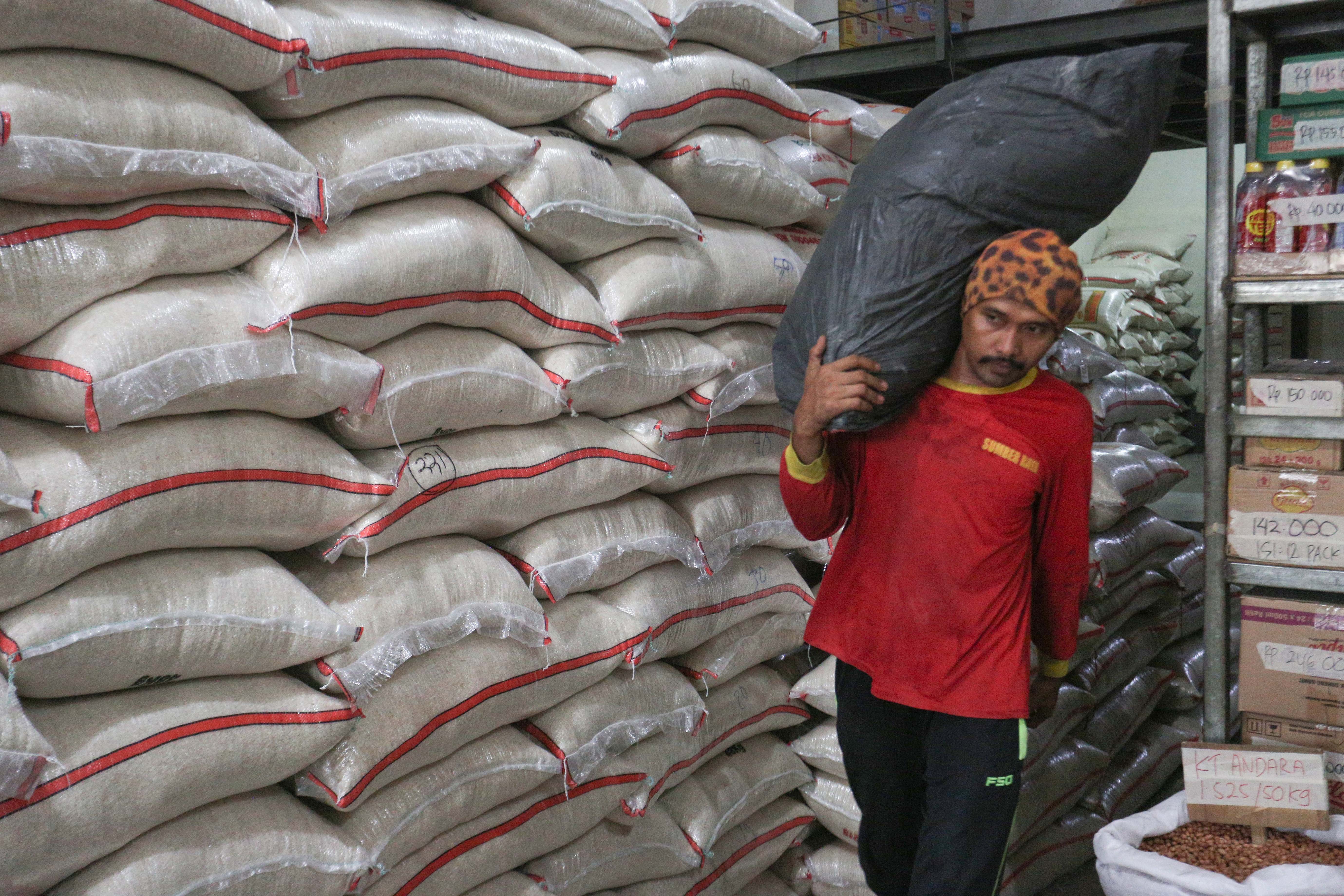 Pekerja mengangkut karung berisi beras di Toko Beras Sumber Raya Pejaten, Pasar Minggu, Jakarta Selatan, Selasa (7/4/2026). Menteri Pertanian sekaligus Kepala Badan Pangan Nasional (Bapanas), Andi Amran Sulaiman, menyebut bahwa stok beras nasional aman untuk memenuhi kebutuhan selama 10–11 bulan ke depan di tengah meningkatnya ancaman krisis pangan global.