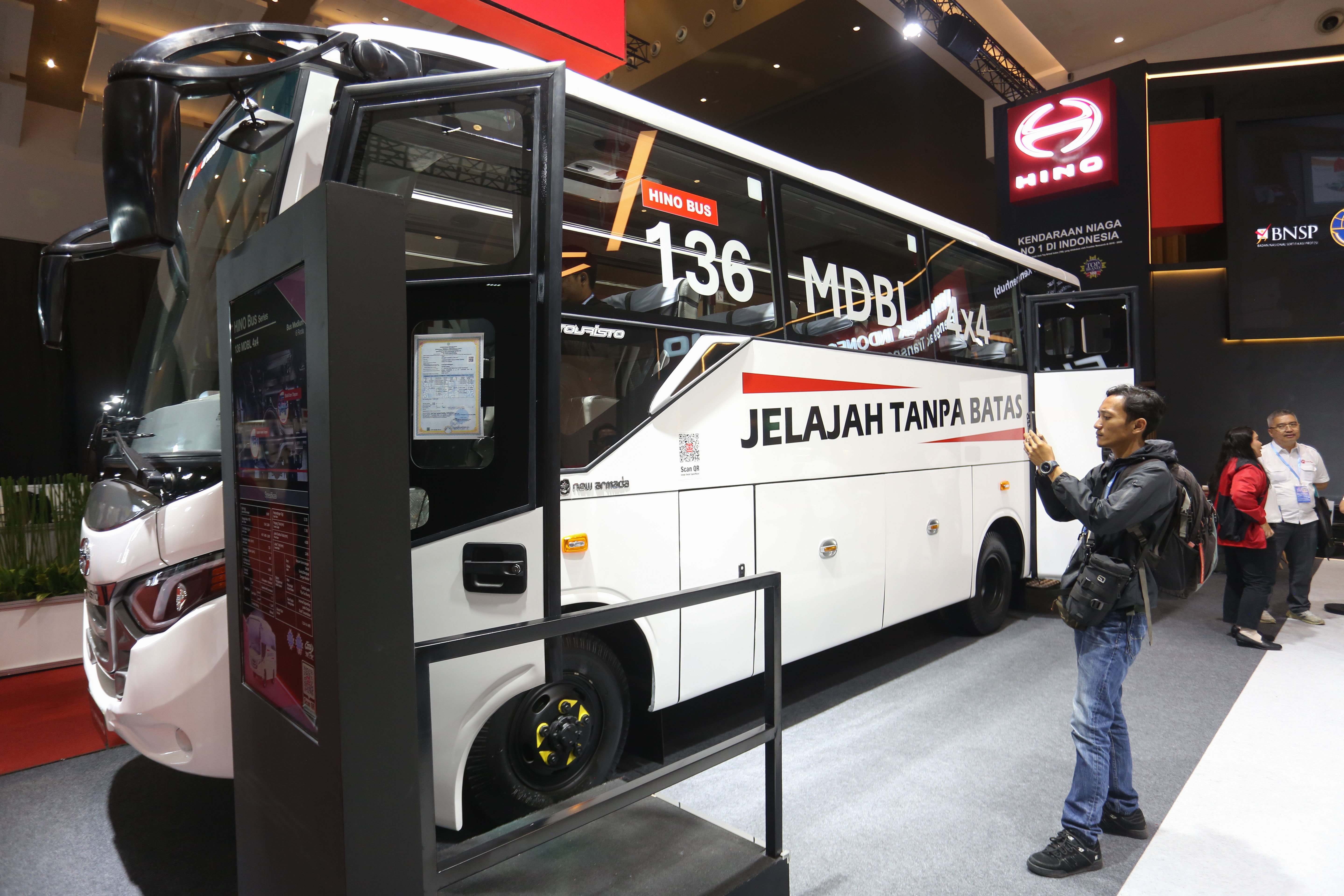 Pengunjung melihat kendaraan niaga yang dipamerkan di Gaikindo Indonesia International Commercial Vehicle Expo (GIICOMVEC) di JIExpo Kemayoran, Jakarta, Kamis (9/4/2026). Pameran yang berlangsung hingga 11 April 2026 ini diikuti oleh 14 merek yang menampilkan berbagai kendaraan komersial dengan teknologi dan inovasi terkini untuk kebutuhan operasional perusahaan.