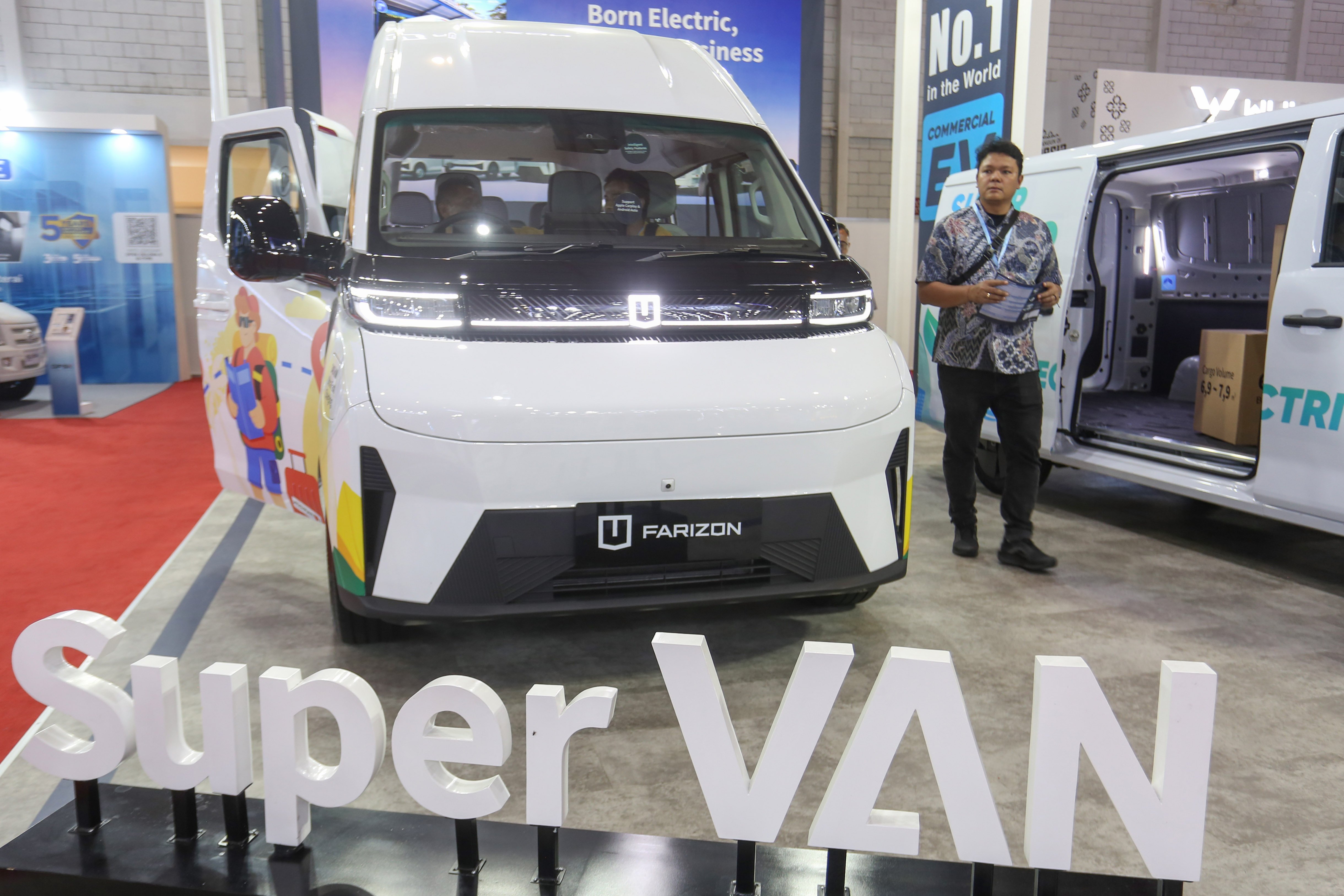 Pengunjung melihat kendaraan niaga yang dipamerkan di Gaikindo Indonesia International Commercial Vehicle Expo (GIICOMVEC) di JIExpo Kemayoran, Jakarta, Kamis (9/4/2026). Pameran yang berlangsung hingga 11 April 2026 ini diikuti oleh 14 merek yang menampilkan berbagai kendaraan komersial dengan teknologi dan inovasi terkini untuk kebutuhan operasional perusahaan.